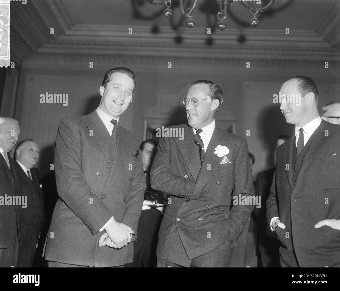 Trois Princes du Benelux lors d'un déjeuner au Kurhaus de Scheveningen, v. Prince Bernhard, Prince Charles de Luxembourg et Prince Albert de Date : 20 février 1964 lieu : Belgique, Scheveningen mots clés : Prinsen, réunions, déjeuner Nom personnel : Albert prince, Bernhard, prince, Charles, prince de Galles Banque D'Images