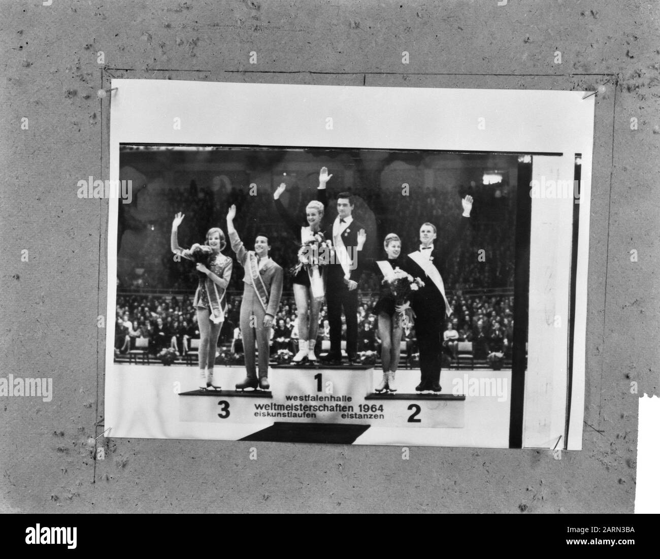 Championnats du monde à Dortmund, sur la scène honorifique au milieu de Kilius-Baumer (WD One, Right Beloesowa-Pratopov (Russie) deux et canadien Date : 26 février 1964 lieu : Dortmund, Russie mots clés : scène honorifique, lutte contre l'art Nom personnel : Kilius-Baumler Banque D'Images