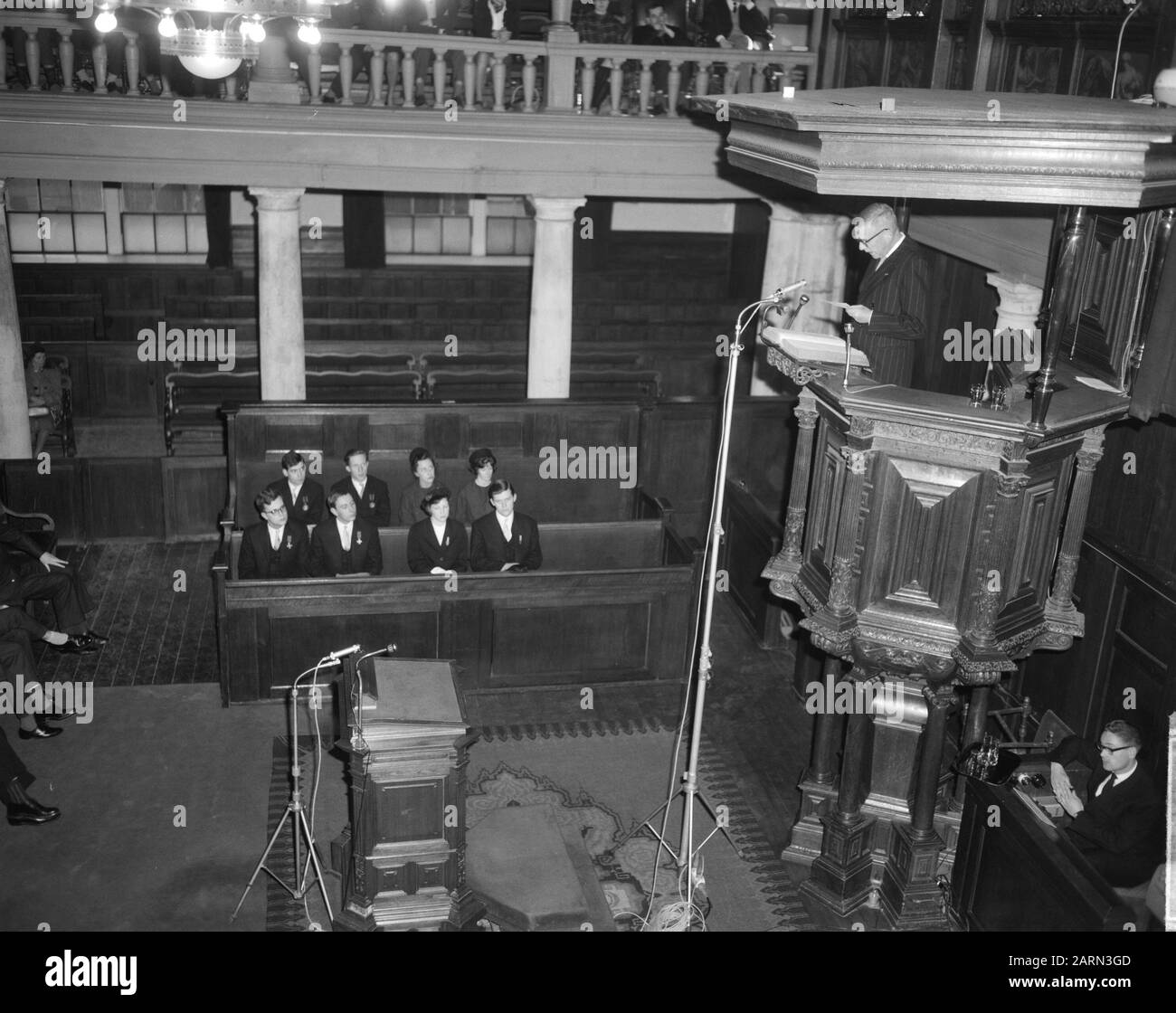 Commémoration 1813-1963 Prof. I. J. Brugmans discours tenu dans l'auditorium de l'Université d'Amsterdam, Luthérise Kerk singel Date: 16 mars 1964 mots clés: Aulas, commémorations, redes, universités Nom personnel: Prof. dr. I. J. Brugmans Banque D'Images