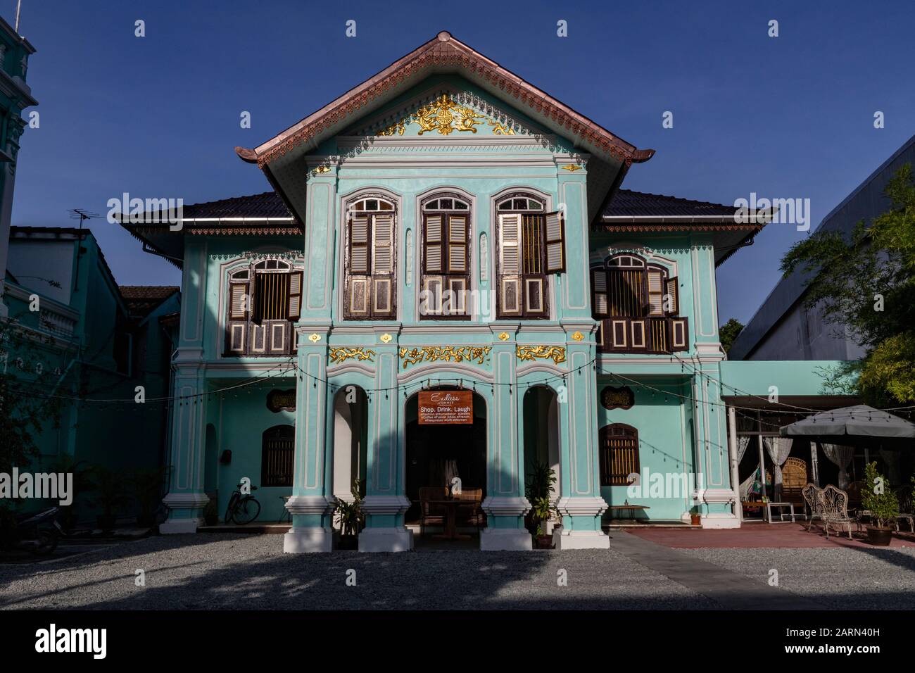 Le café d'été sans fin Phuket, installé dans un charmant manoir sino-portugais qui est devenu plus tard un jardin d'enfants local avant son incarnation actuelle comme un bout Banque D'Images