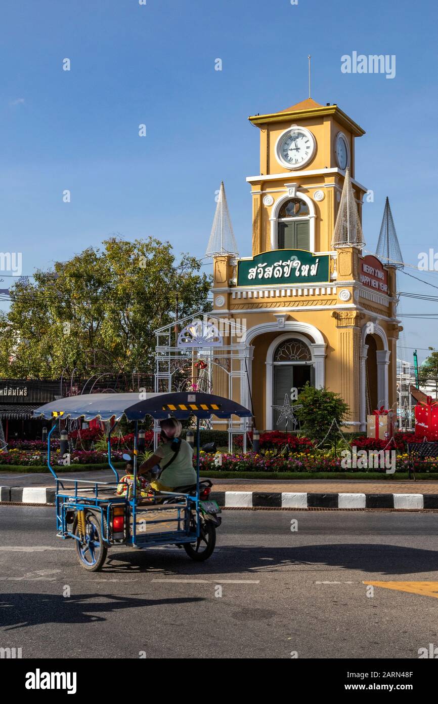 Surin Circle clock Tower, un monument de la ville de Phuket, comme une tour de radio, butwas remplacé par la tour d'horloge qui reflète la Sino-Portugue locale Banque D'Images