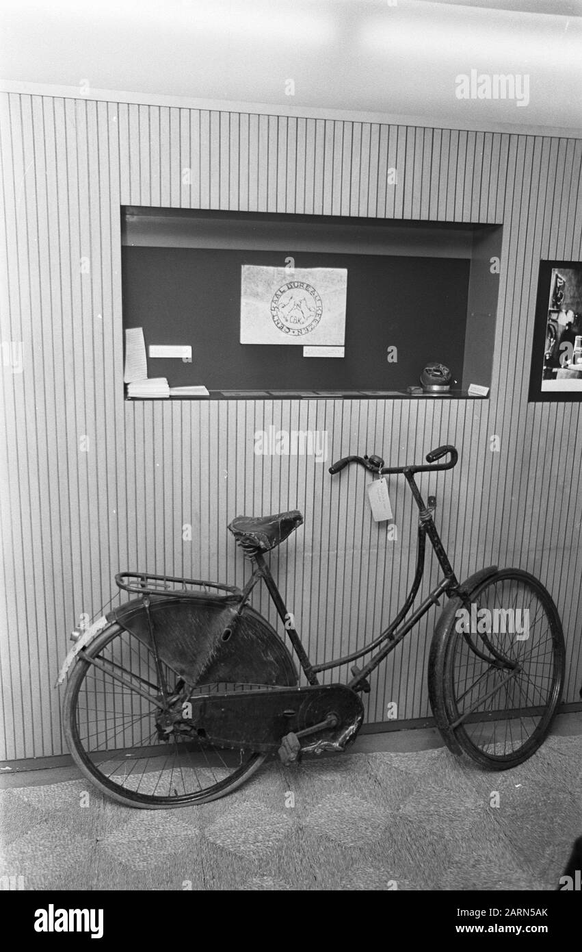 Vingt-cinq ans Dagblad Trouw, exposition, la bicyclette du coursier. Date: 26 Janvier 1968 Nom De L'Institution: Trouw Banque D'Images