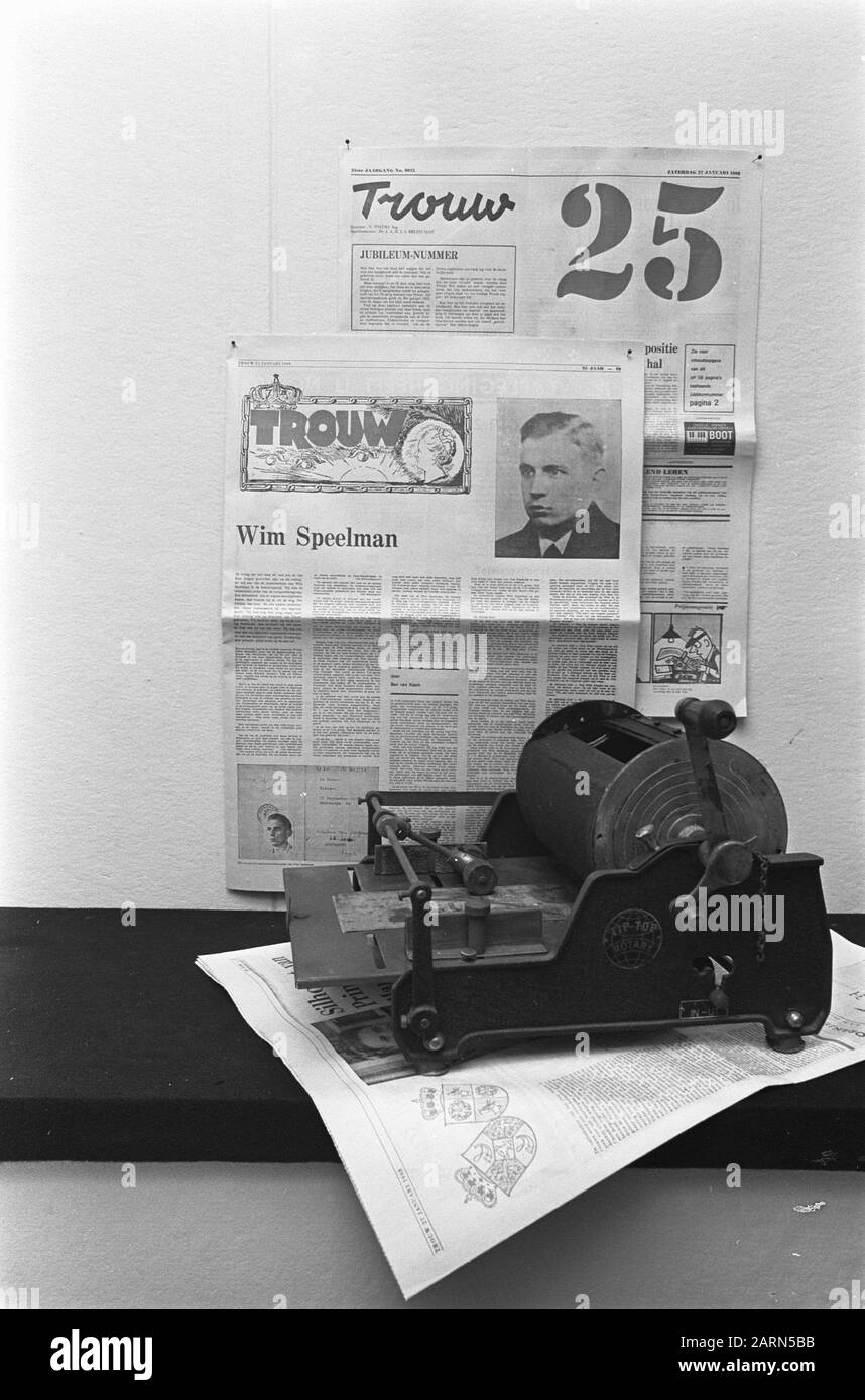 Vingt-cinq ans Dagblad Trouw, exposition, le pochoir sur lequel les pattes illégales ont été imprimées Date: 26 janvier 1968 Nom de l'institution: Trouw Banque D'Images