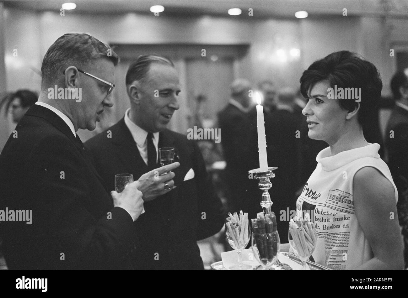 Vingt-cinq ans Trouw, réception à Krasnapolsky Date : 30 janvier 1968 mots clés : réceptions Nom de l'établissement : Trouw Banque D'Images