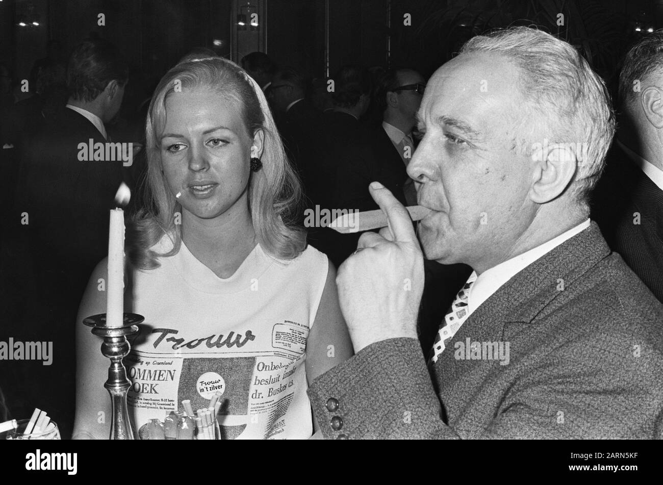 Vingt-cinq ans Trouw, réception à Krasnapolsky Date : 30 janvier 1968 mots clés : réceptions Nom de l'établissement : Trouw Banque D'Images