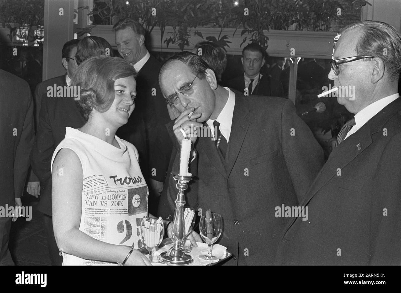 Vingt-cinq ans de Trouw, réception à Krasnapolsky, drs. De Pope reçoit le feu Date: 30 janvier 1968 mots clés: Réceptions Nom personnel: DRS. De Pope Nom de l'institution: Trouw Banque D'Images