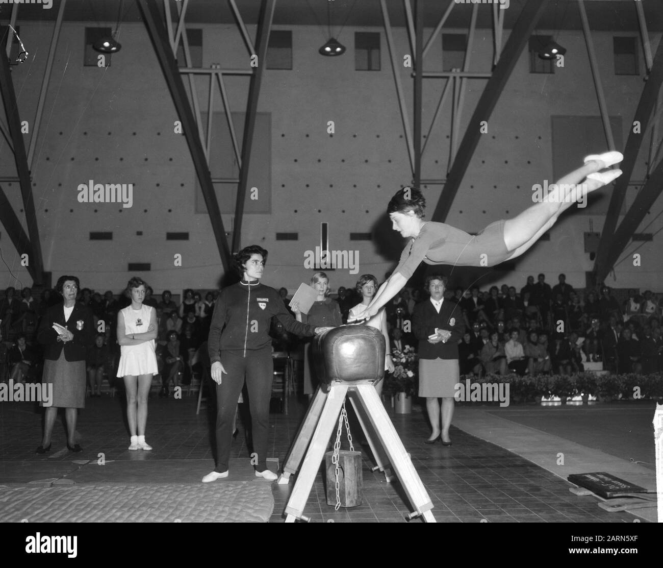 Turninterland Pays-Bas Contre. France, Mesdames Chez Aalsme Eveliyne Letourneur (France) Date : 28 Novembre 1964 Lieu : Aalsmeer, France, Pays-Bas, Noord-Hollande Mots Clés : Turnen, Interlands Banque D'Images