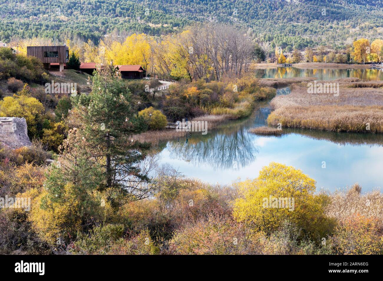 Laguna de Uña, près du village de Uña, province de Cuenca, Castilla la Mancha, Espagne. La lagune fait partie du Parc Naturel de Serranía de Cuenca. Banque D'Images