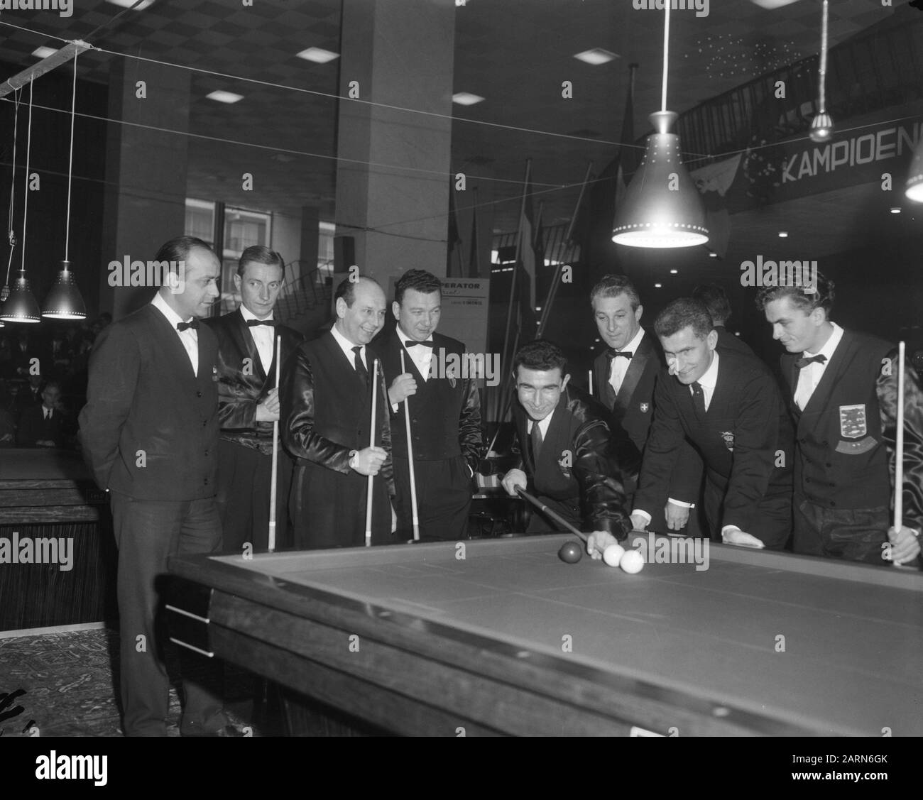 Championnat européen de billard Ankerframe 47/2 à Heerlen, Henk Scholte au milieu du poinçon Annotation: V.l.n.r.s Les Espagnols Gaivez, Witte (Allemagne), les Belges Van Hassel et Vervest, titulaire du titre Scholte, la Suisse Corti, les Vins Tlni et Grethen (Luxembourg). Date : 28 Janvier 1965 Lieu : Heerlen Mots Clés : Billard Nom Personnel : Scholte, Henk Banque D'Images