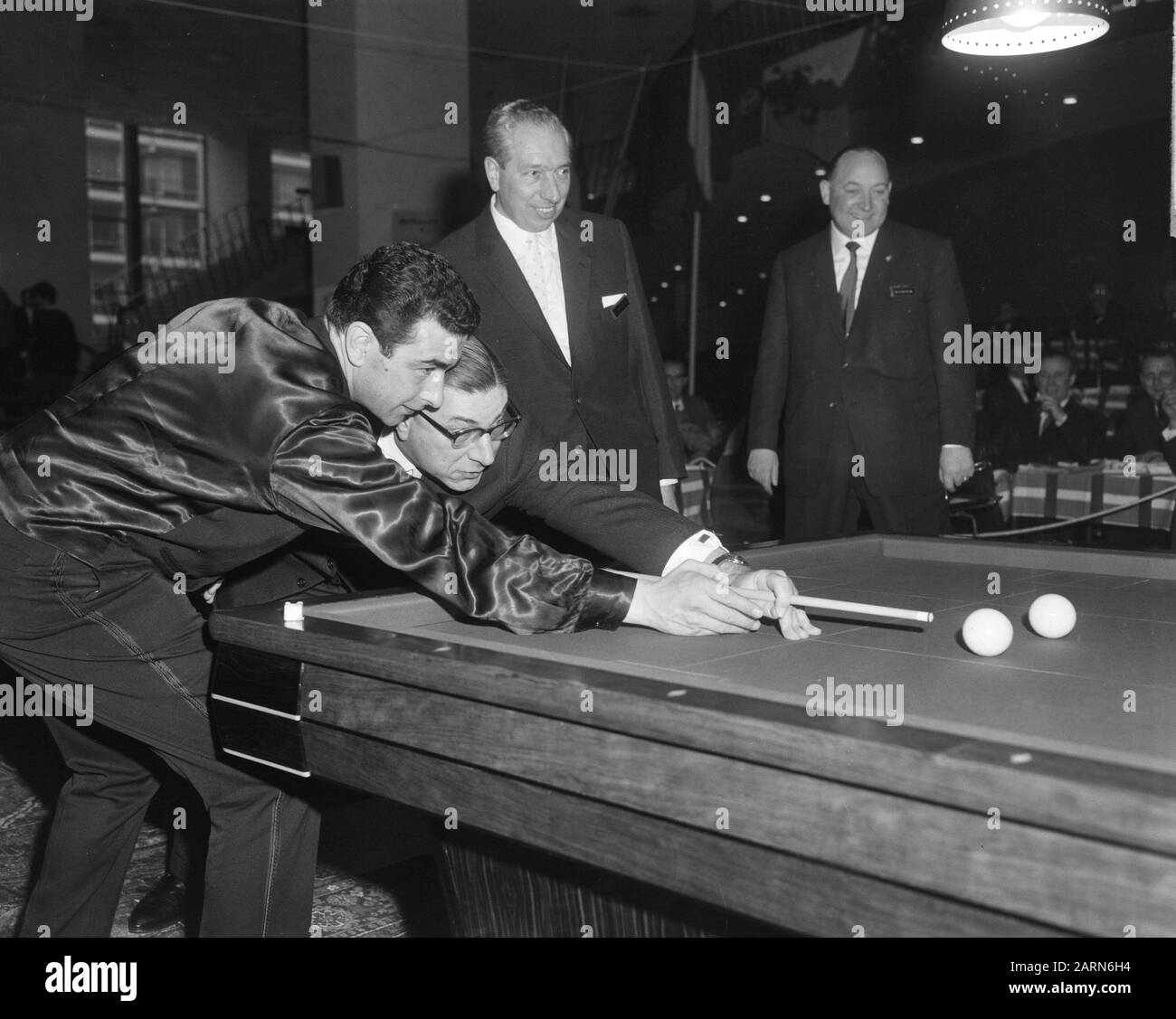 Championnat européen de billard Ankerframe 47/2 à Heerlen, Henk Scholte et maire F. J. W. Gijzels Date: 28 janvier 1965 lieu: Heerlen mots clés: Billard, maires Nom De La Personne: Hoegzels, F.J.W., Scholte, Henk Banque D'Images