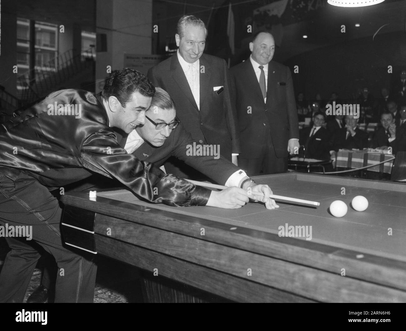 Championnat européen de billard Ankerframe 47/2 à Heerlen, Heercristallin maire drs. F. J. W. Gijzels fait le premier poinçon, à gauche de lui H. Scholte Date: 28 janvier 1965 lieu: Heerlen mots clés: Billard, maires Nom personnel: Gijzels, F.J.W., Scholte, Henk Banque D'Images