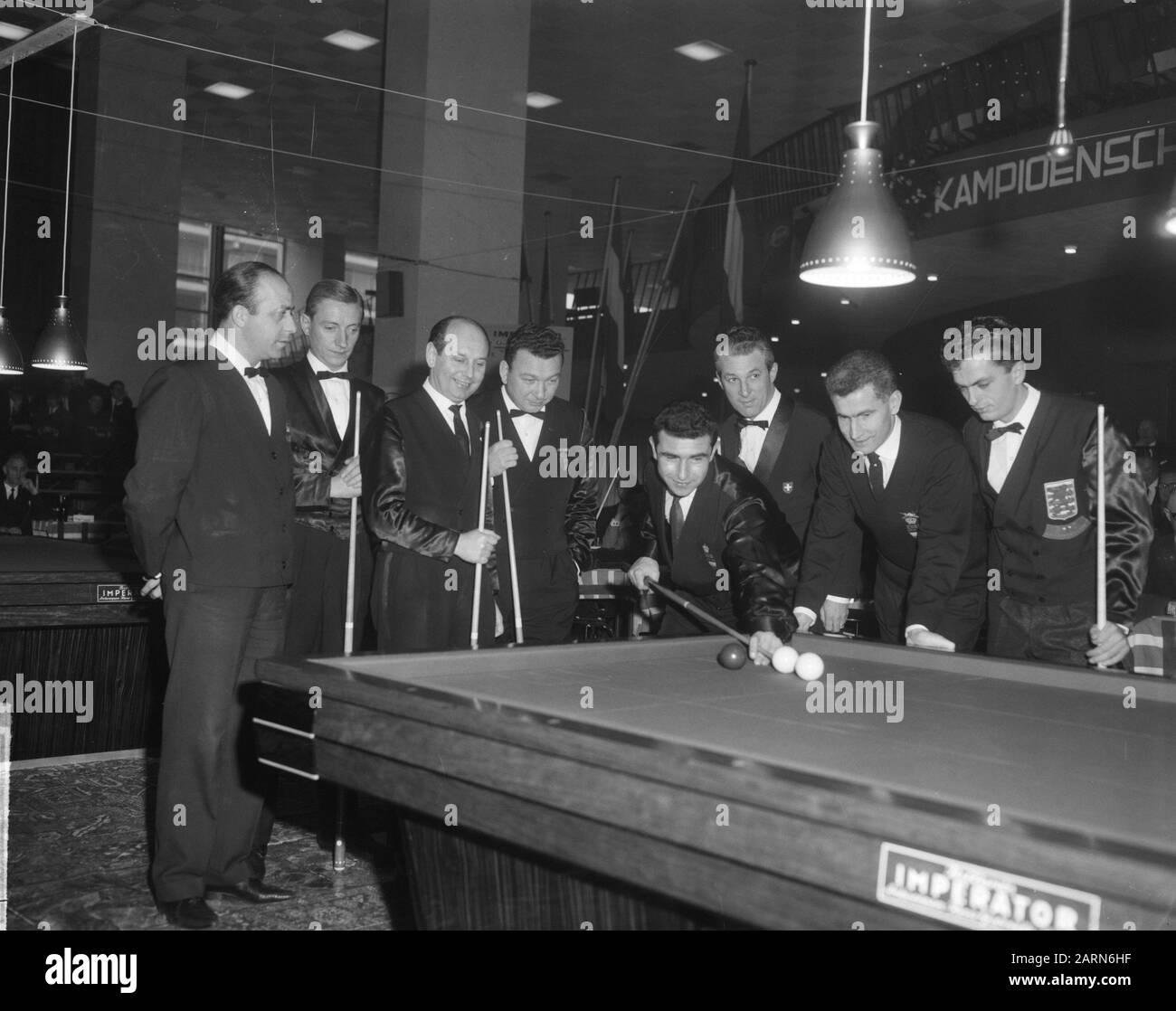 Championnat européen de billard Ankerframe 47/2 à Heerlen, Henk Scholte au milieu du poinçon Annotation: V.l.n.r.s Les Espagnols Gaivez, Witte (Allemagne), les Belges Van Hassel et Vervest, titulaire du titre Scholte, la Suisse Corti, les Vins Tlni et Grethen (Luxembourg). Date : 28 Janvier 1965 Lieu : Heerlen Mots Clés : Billard Nom Personnel : Scholte, Henk Banque D'Images