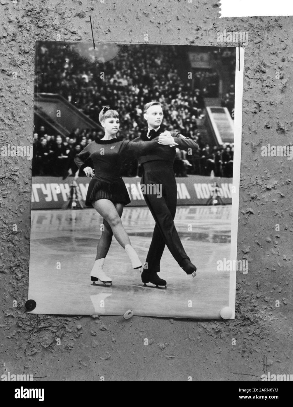 EVA Romanova et Pavel Roma en action au couple danse Annotation: La photo n'est pas de la coupe du monde à Colarodo Springs mais d'un autre événement (voir le script cyrillique à l'embarquement) Date: 4 mars 1965 - Quoi? Mots-clés : patinage artistique Banque D'Images