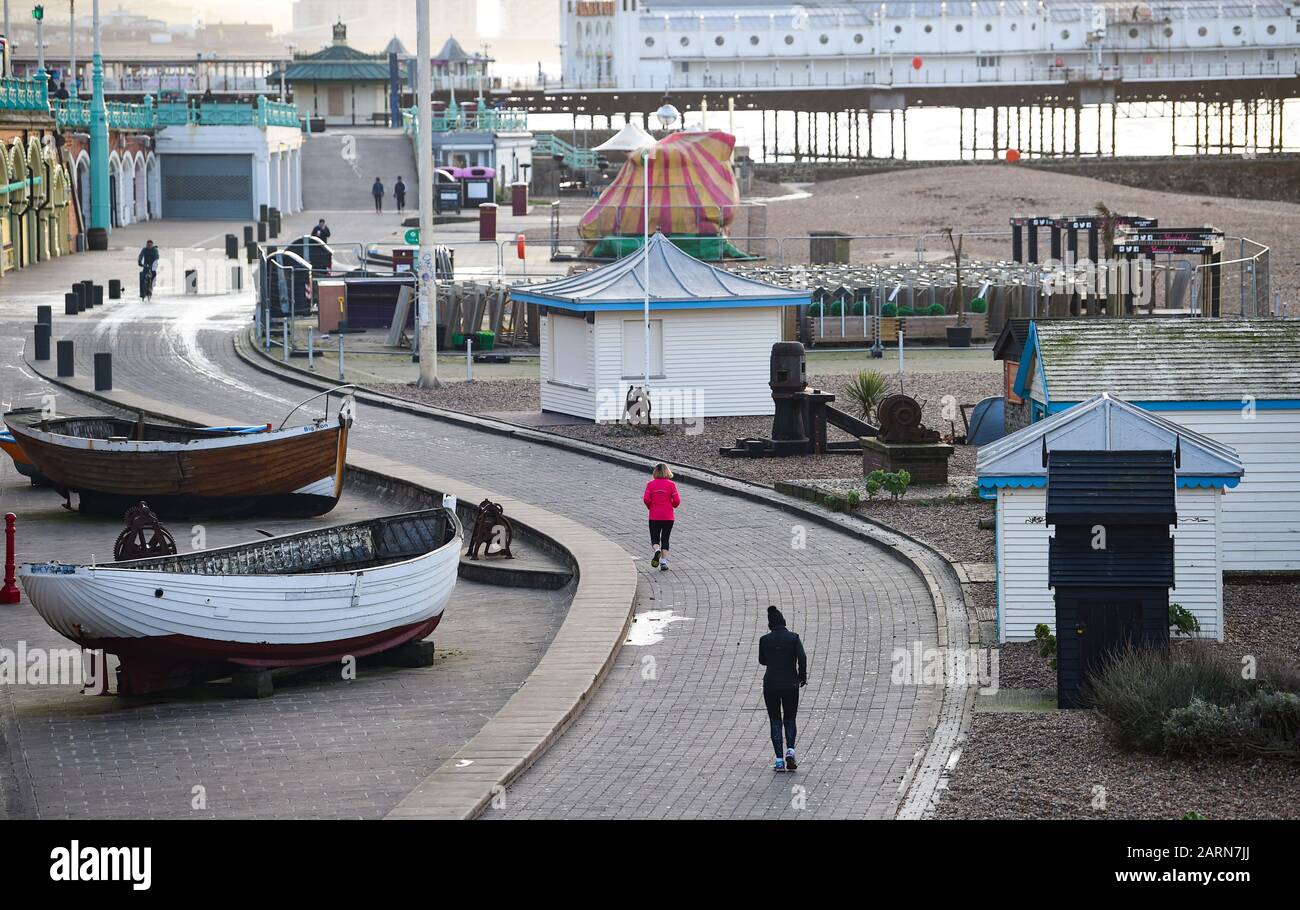 Brighton Royaume-Uni 29 janvier 2020 - les coureurs passent par le quartier de la pêche de Brighton sur le front de mer dans un matin frais et lumineux, car il est prévu que le temps chaud mais humide revienne à travers le pays au cours des prochains jours. Crédit: Simon Dack / Alay Live News Banque D'Images