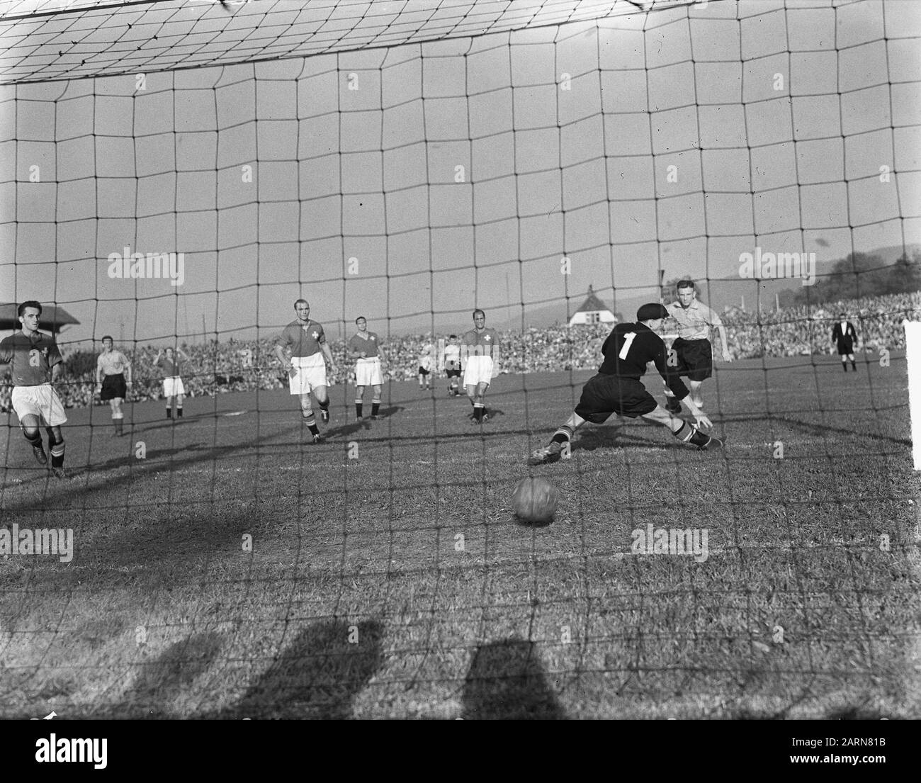 Suisse contre les Pays-Bas 7-5.troisième objectif néerlandais de Kees Rijvers (2-3) Date : 15 octobre 1950 lieu : Bâle, Suisse mots clés : sport, football Nom personnel : Rijvers, Kees Banque D'Images