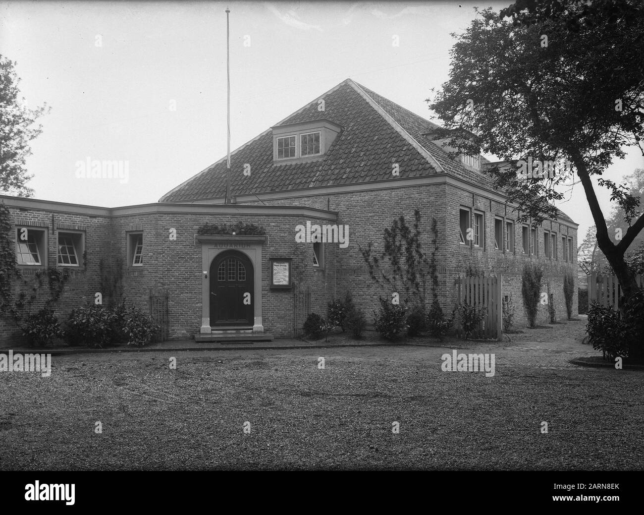Ferme de poissons dans le parc Sonsbeek à Arnhem Annotation: Nu Watermuseum (rouge. 2016) Date: Non daté lieu: Arnhem, Gueldre mots clés: Aquariums, logements supérieurs, maisons de reproduction, extérieurs Banque D'Images