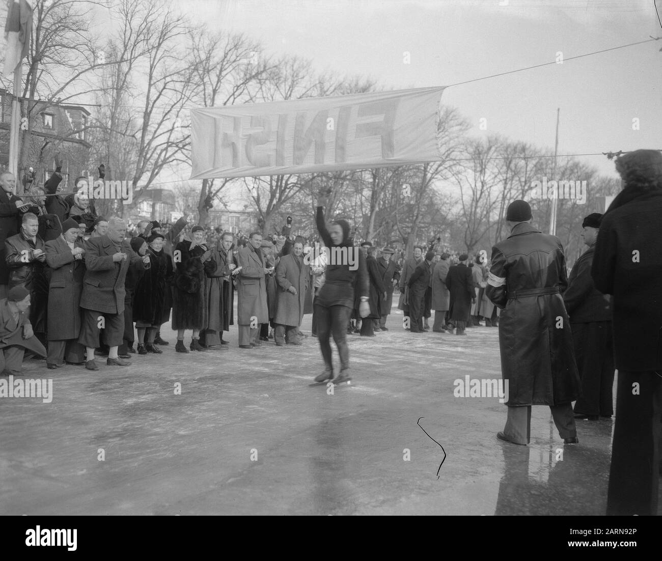 Elfstedentocht 1954 Jeen van den Berg est la première à propos de la finale Date: 3 février 1954 lieu: Friesland, Leeuwarden mots clés: Elfstedentocht, patinage, sport Nom De La Personne: Berg, Jeen van den Nom de l'établissement: Elfstedentocht Banque D'Images