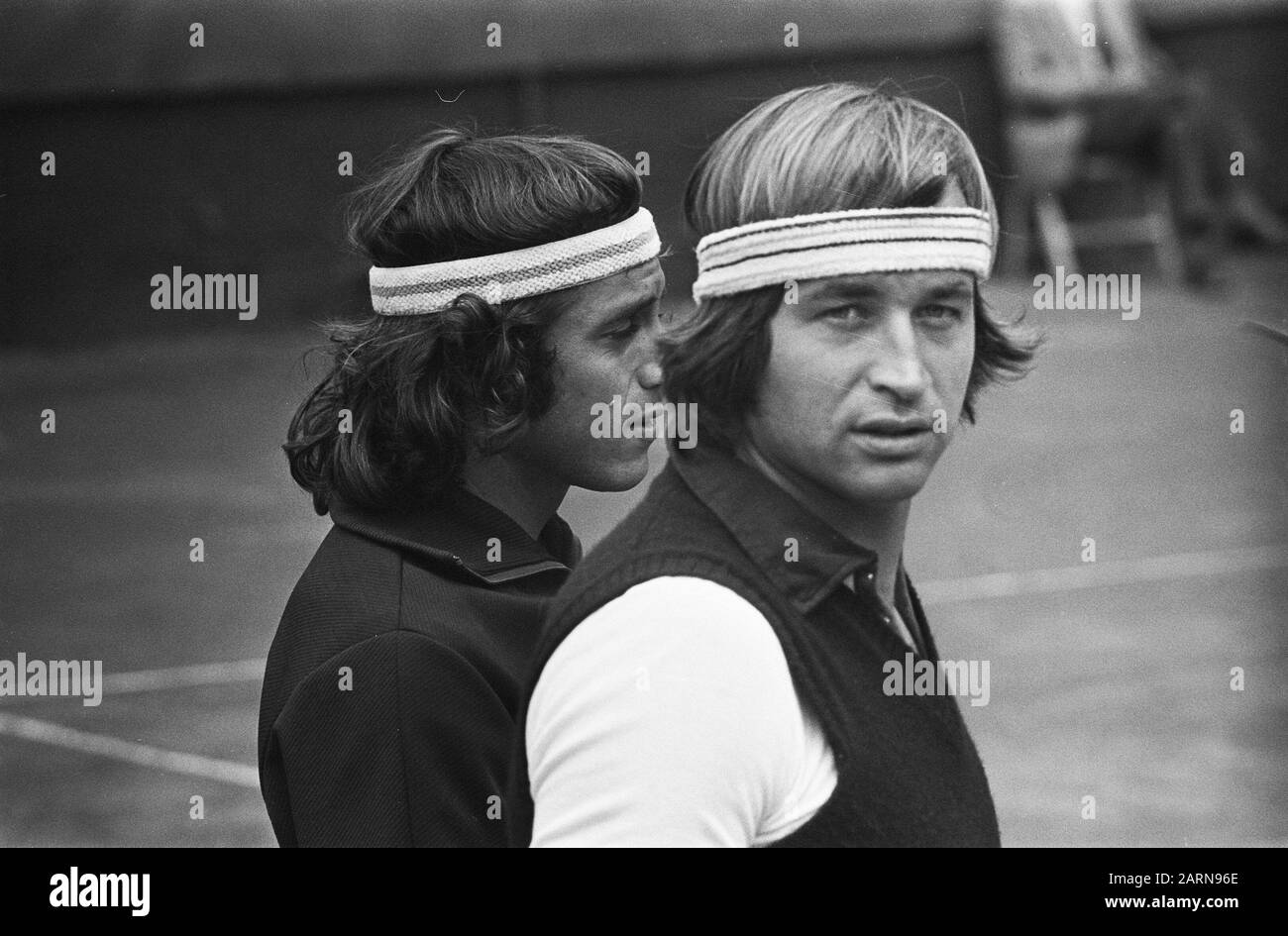 Championnats internationaux de tennis 1975 à la Milkhuisje à Hilversum Vilas (l) en Fassbender pendant le changement Date: 17 juillet 1975 lieu: Hilversum, Milkhuisje, Noord-Holland mots clés: Sport, tennis , tournois Nom personnel: Fassbender, Jürgen, Vilas, Guillermo Nom de l'institution: Milkhuisje, t Banque D'Images
