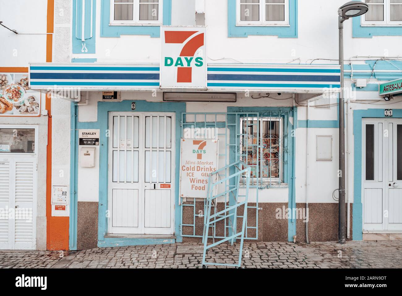 Albufera, Portugal - 23 janvier 2020: Extérieur d'un mini-magasin de proximité de 7 Jours dans la région de l'Algarve Banque D'Images