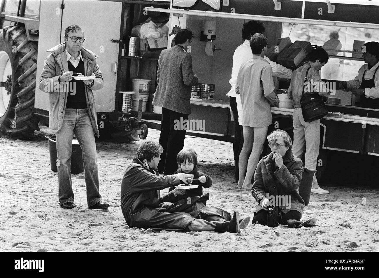 Pentecôte à Zandvoort Poissonnière à la plage Date : 23 mai 1983 lieu : Noord-Holland, Zandvoort mots clés : stations balnéaires, vacances, plages Banque D'Images