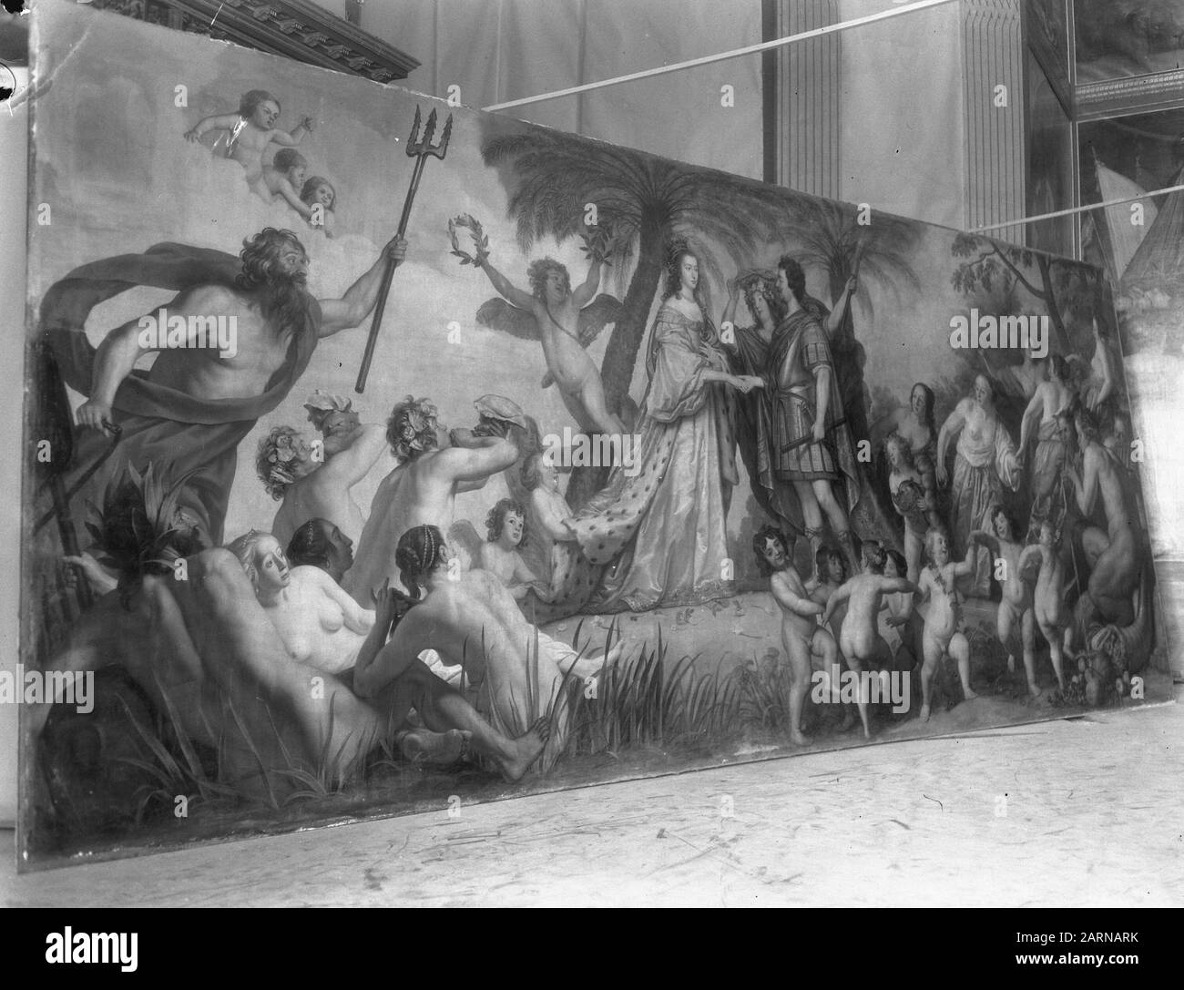 Travaux de restauration à Paleis Huis dix Bosch, bâtiments et intérieurs. Hall orange. Peinture: Le mariage de Frederick Hendrik et Amalia van Solms van Gerard van Honthorst Date: 15 octobre 1954 lieu: La Haye mots clés: Palais, restaurations, peintures Nom de l'établissement: Palais Huis ten Bosch Banque D'Images