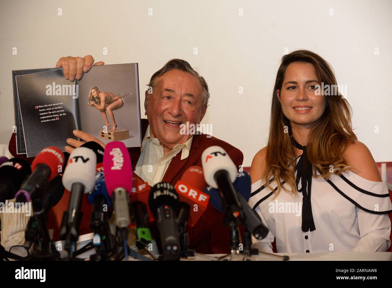 Vienne, Autriche. 29th janvier 2020. Lors d'une conférence de presse à Lugner City, Richard Lugner a annoncé son invité vedette pour le bal de l'Opéra 2020 à Vienne. Richard Lugner sera accompagné au bal de l'Opéra sur 20 février 2020 par Lindsey Vonn. L'image montre (de G à D) Richard Lugner et Elisa Pizzi TAPI. Crédit : Franz PERC/Alay Live News Banque D'Images