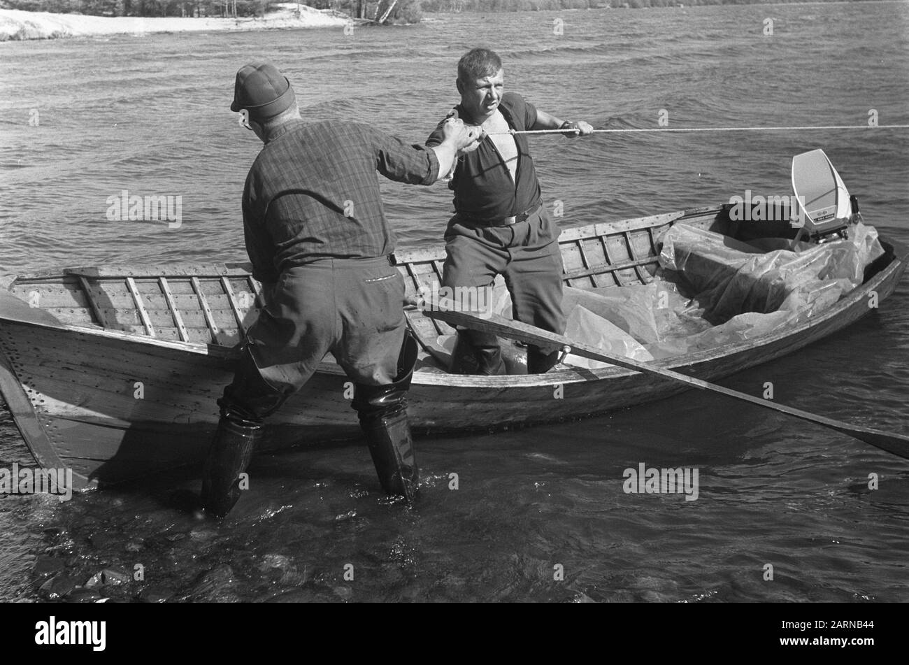 Finlande Fisherman on Lake at Joensuu Annotation: Description en log: 2 marché de la cime Joensuu, 1 pêcheur sur le lac à Joensuu Date: 5 juillet 1967 lieu: Finlande, Joensuu mots clés: Lacs, pêche, pêcheurs Banque D'Images