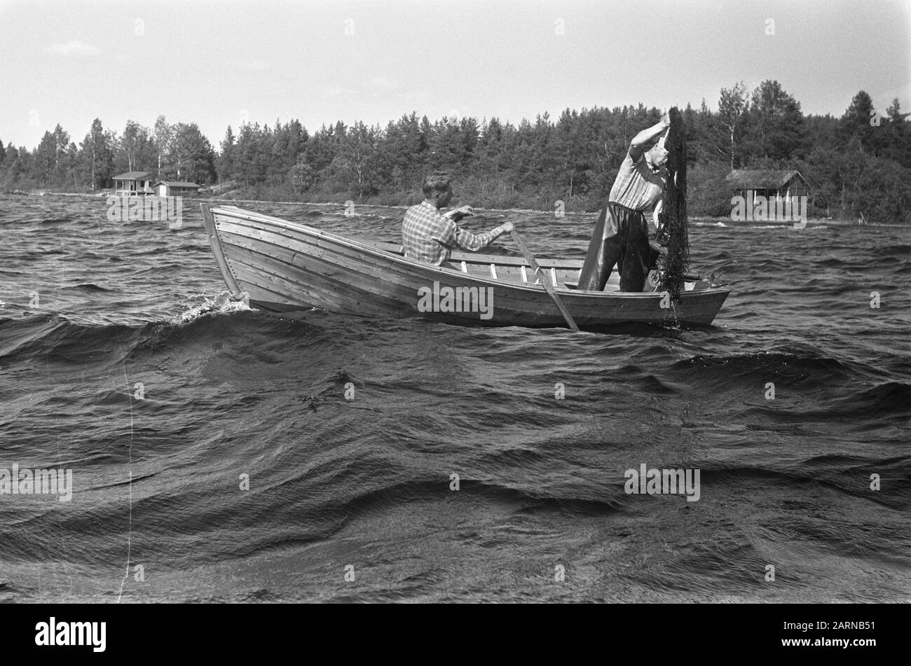 Finlande Fisherman on Lake at Joensuu Annotation: Description en log: 2 marché des cimes Joensuu, 1 pêcheur sur le lac à Joensuu Date: 5 juillet 1967 lieu: Finlande, Joensuu mots clés: Lacs, bateaux à ramer, pêche, pêcheurs Banque D'Images