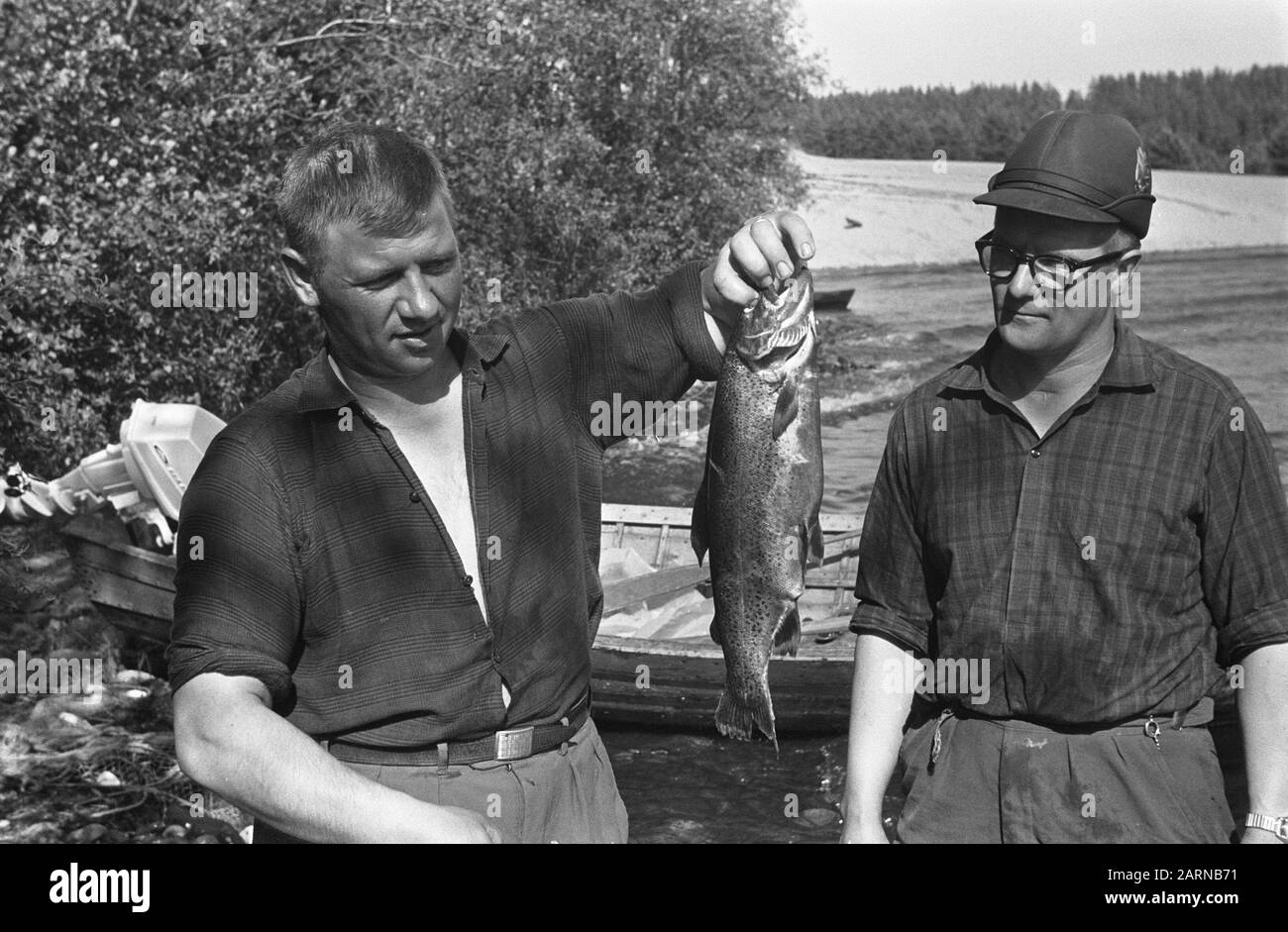 Finlande Fisherman montre poisson pêché Annotation: Description en log: 2 marché de la cime Joensuu, 1 pêcheur sur le lac à Joensuu Date: 5 juillet 1967 lieu: Finlande, Joensuu mots clés: Pêche, pêche, pêcheurs Banque D'Images