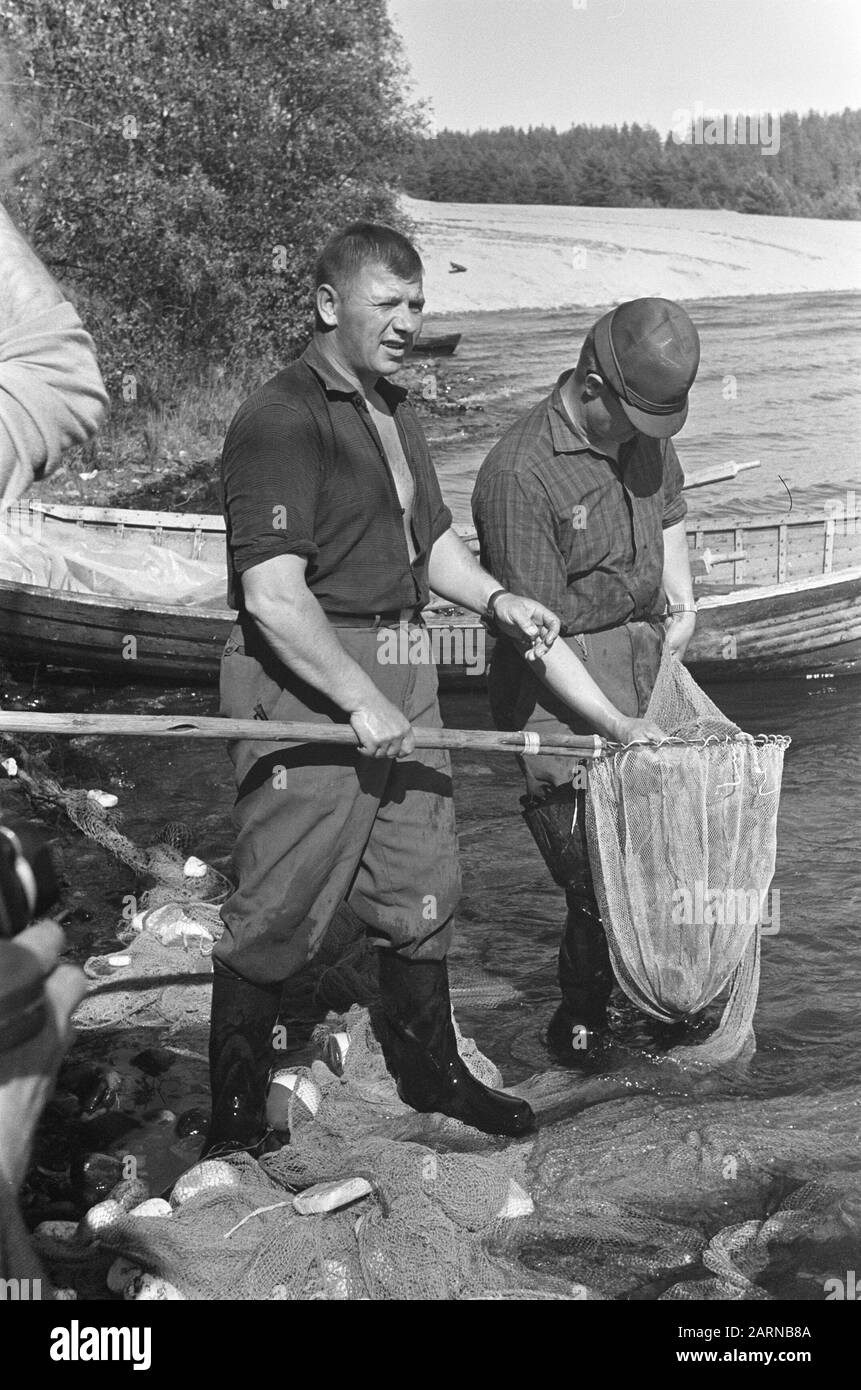 Finlande Fisherman on Lake at Joensuu Annotation: Description en log: 2 marché de la cime Joensuu, 1 pêcheur sur le lac à Joensuu Date: 5 juillet 1967 lieu: Finlande, Joensuu mots clés: Lacs, pêche, pêcheurs Banque D'Images