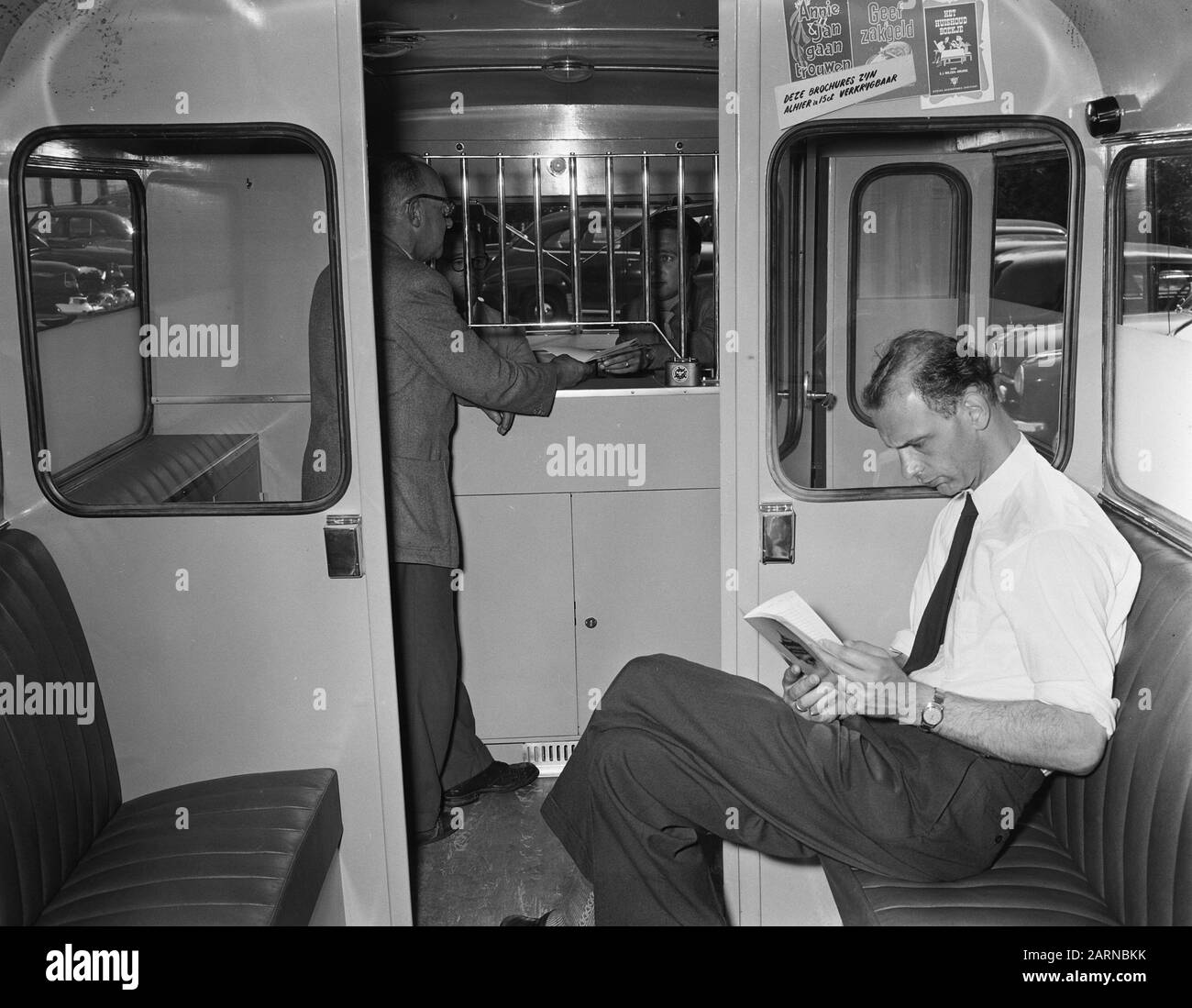 Banque d'épargne pour la ville d'Amsterdam, en voiture avec succursale mobile Date: 24 août 1955 lieu: Amsterdam, Noord-Holland mots clés: Épargne BANKES, autobus Banque D'Images