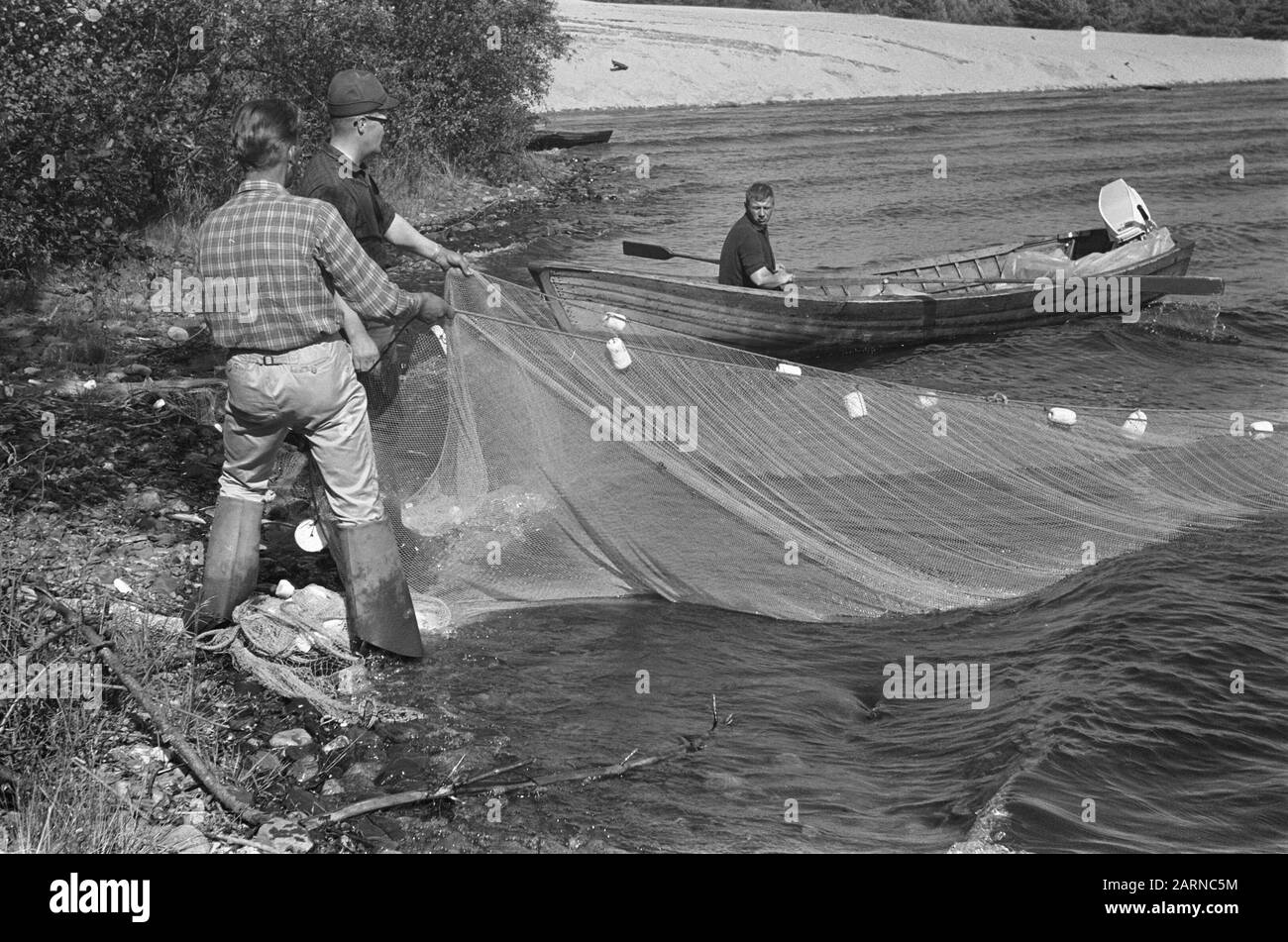 Finlande Pêcheurs engagés dans le filet de pêche Annotation: Description en log: 2 marché de la cime Joensuu, 1 pêcheur sur le lac à Joensuu Date: 5 juillet 1967 lieu: Finlande, Joensuu mots clés: Pêche, pêche, pêcheurs Banque D'Images