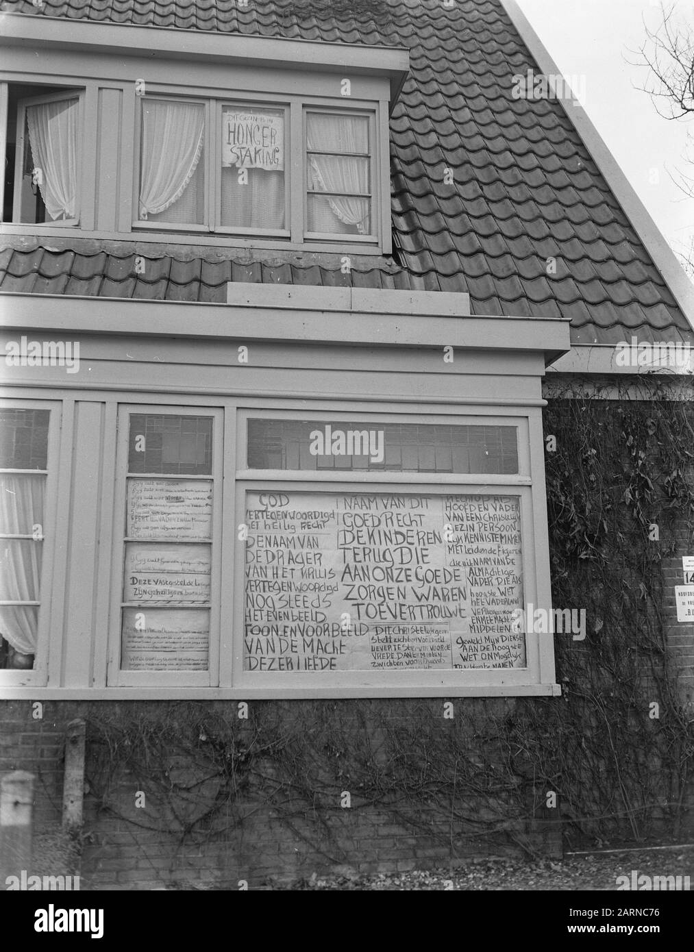 Famille Mollen Badhoevedorp sur la grève de la faim, manifestations sur les fenêtres Date: 14 décembre 1955 lieu: Badhoevedorp mots clés: Hommes, grèves de la faim, protestations Banque D'Images