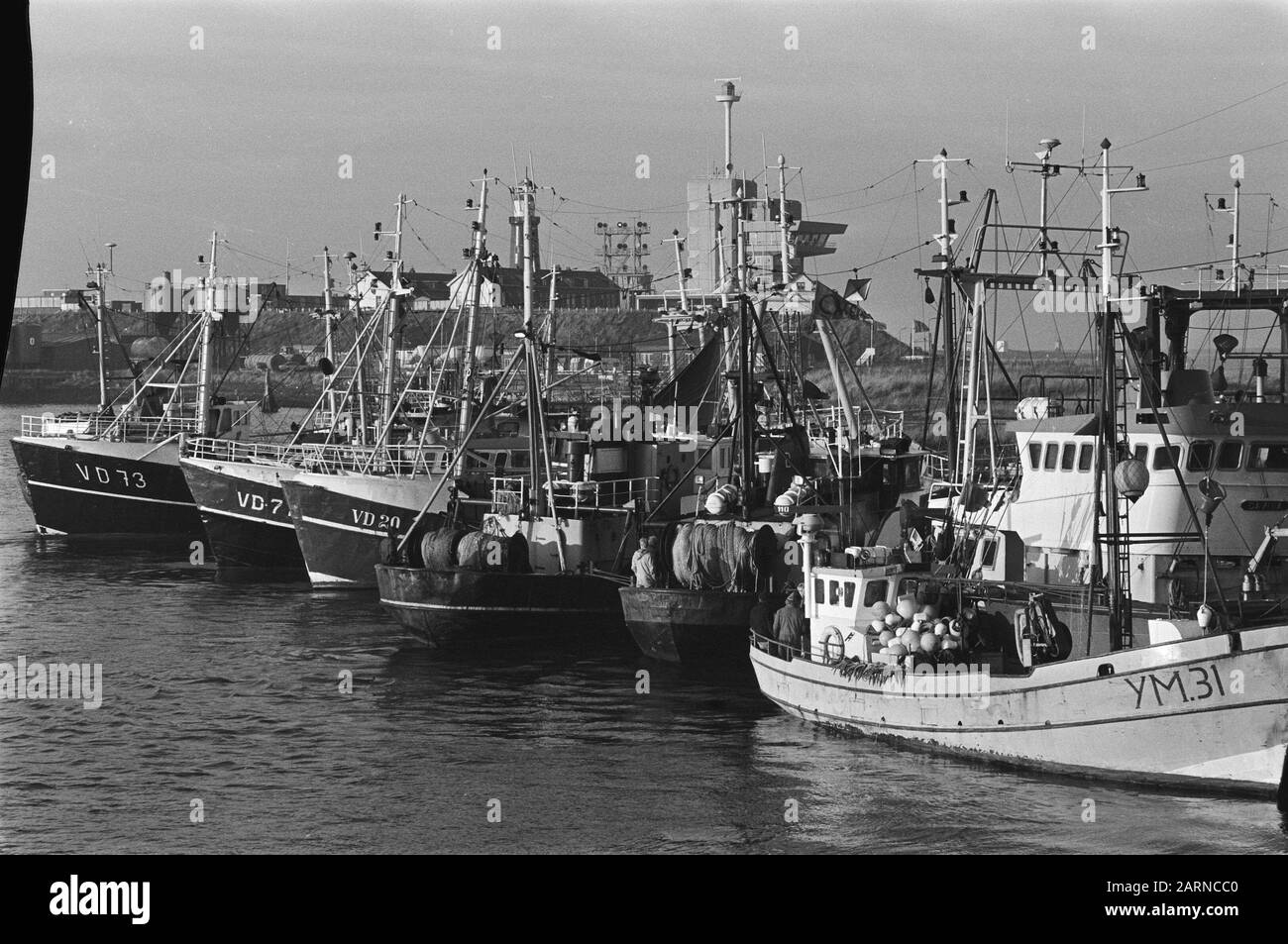 Les pêcheurs bloquent les ports de Lauwersooog et d'IJmuiden pour protester contre l'interdiction de la pêche à la morue Date : 3 décembre 1984 lieu : IJmuiden mots clés : ports, protestations, pêcheurs Banque D'Images