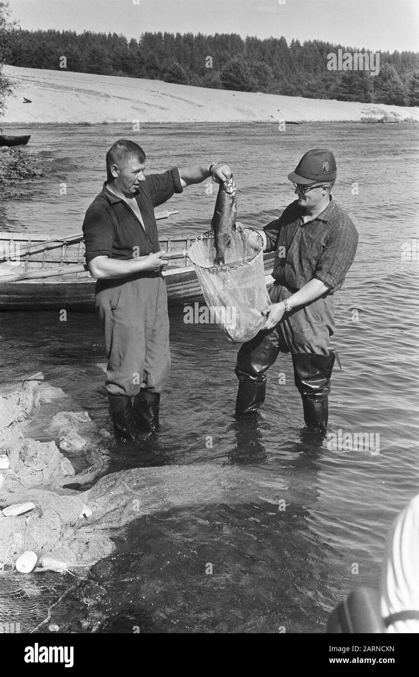Finlande Pêcheurs avec poisson pêché Annotation: Description en log: 2 marché de la cime Joensuu, 1 pêcheur sur le lac à Joensuu Date: 5 juillet 1967 lieu: Finlande, Joensuu mots clés: Pêche, pêche, pêcheurs Banque D'Images
