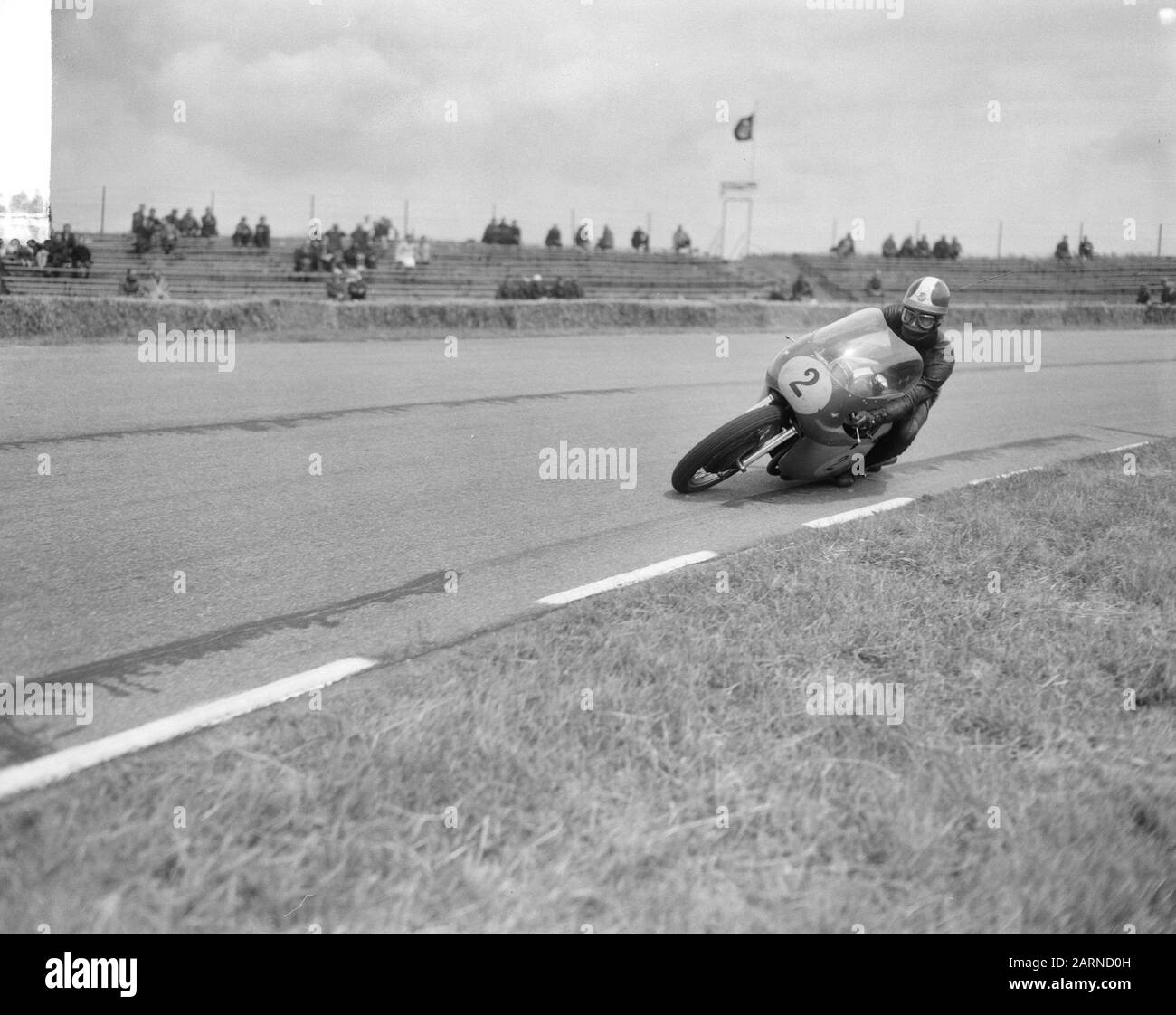 TT Assen 1965 formation pour les prochaines courses TT à Assen, les coureurs en action Date: 24 juin 1965 lieu: Axe mots clés: Motorsport Nom de l'institution: TT Banque D'Images