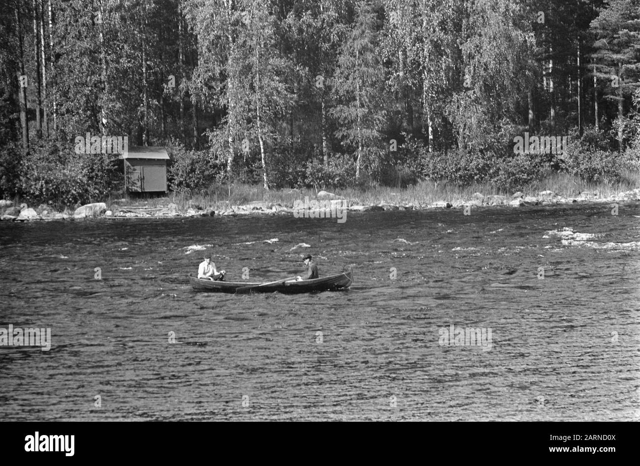 Finlande Pêcheurs sur le lac à Savonlinna Annotation: Description en log: Lacs à Savonlinnaa, 1 x avec pêcheur Date: 5 juillet 1967 lieu: Finlande, Savonlinna mots clés: Lacs, aviron bateaux, pêcheurs Banque D'Images