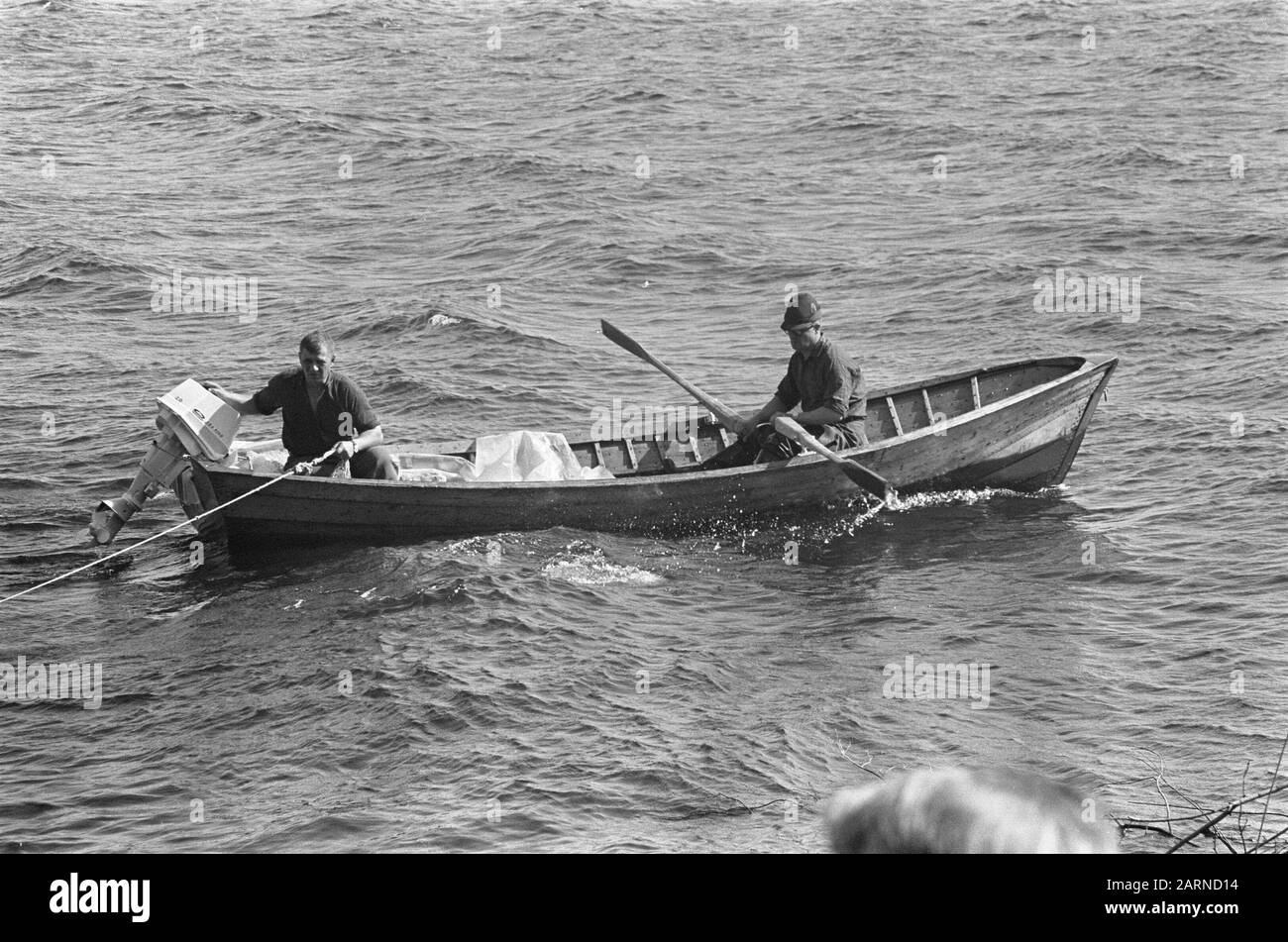 Finlande Pêcheurs au lac de Joensuu Date: 5 juillet 1967 lieu: Finlande, Joensuu mots clés: Lacs, pêcheurs Banque D'Images