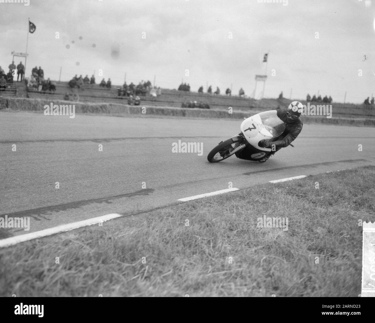 TT Assen 1965 formation pour les prochaines courses de TT à Assen, l'action des coureurs Date : 24 juin 1965 lieu : AXIS mots clés : Motorsport Nom de l'institution : TT Banque D'Images
