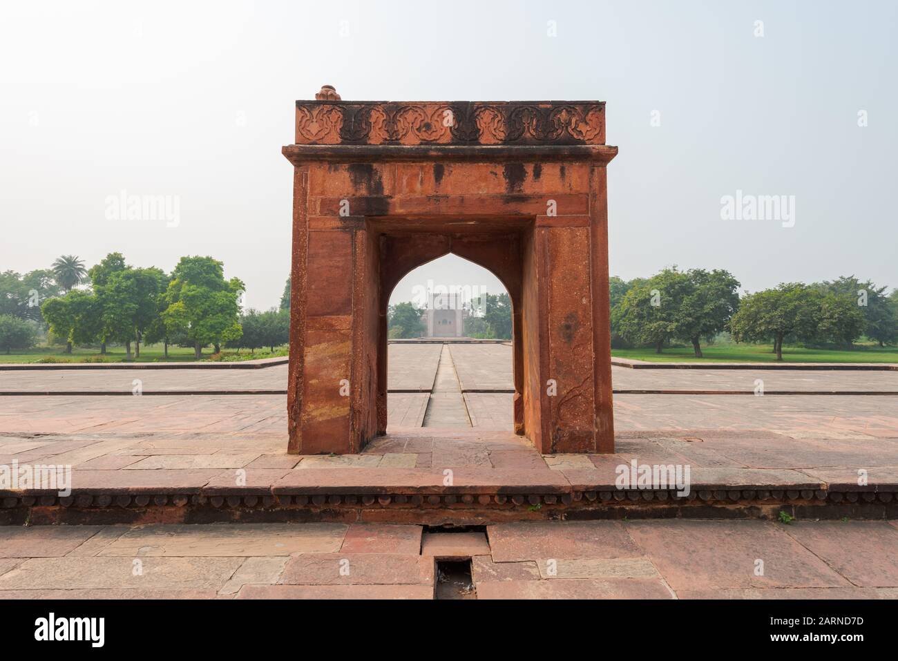 Porte latérale à la tombe d'Akbar le Grand à Agra le jour couvert Banque D'Images