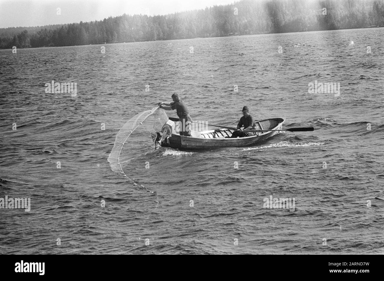 Finlande Pêcheurs sur le lac Joensuu Date: 5 juillet 1967 lieu: Finlande, Joensuu mots clés: Lacs, bateaux à ramer, pêche, pêcheurs Banque D'Images