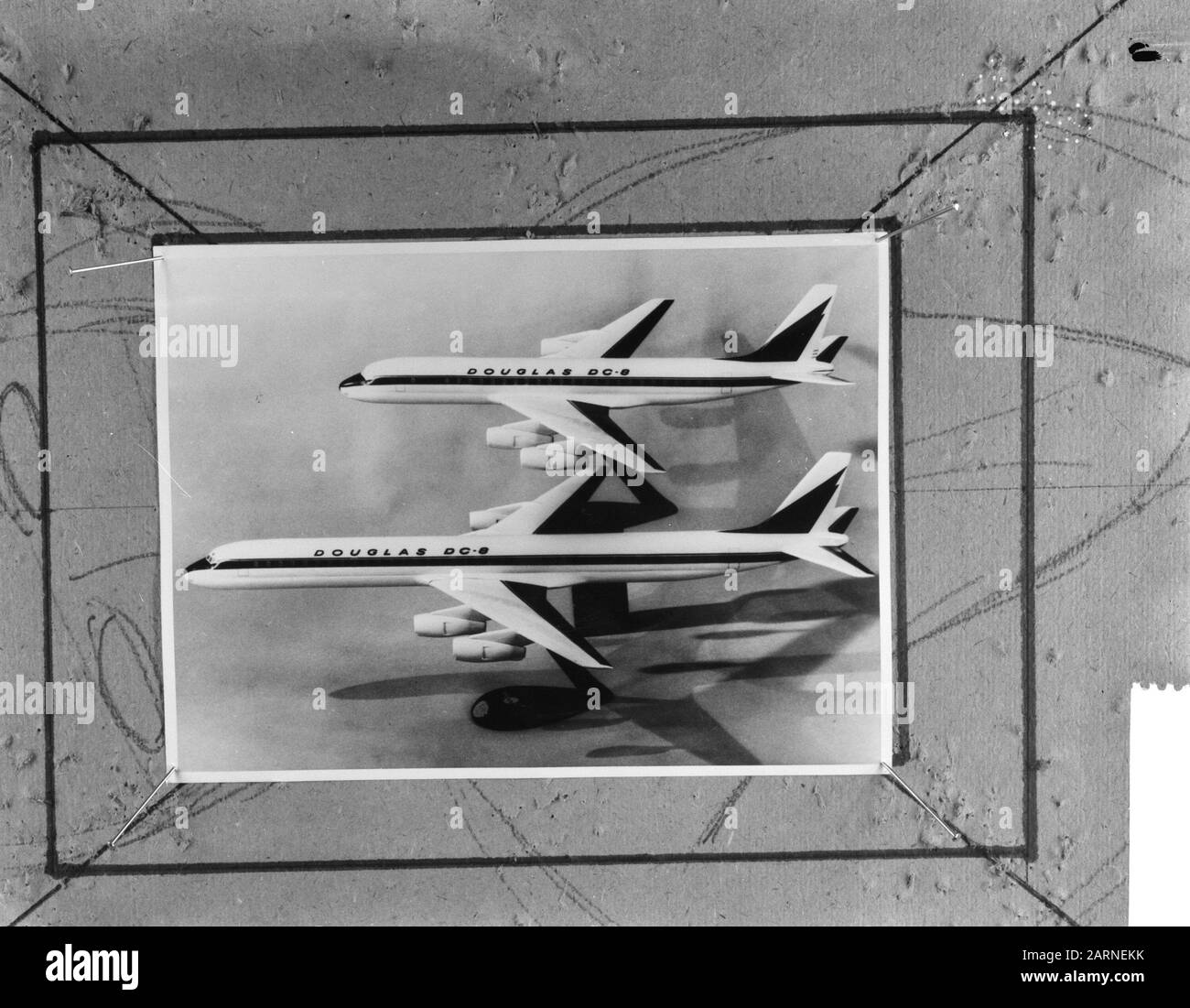 Modèles d'échelle du nouveau DC 8 pour KLM; devant le nouveau DC 8 63 et derrière le DC 8 régulier Date: 14 décembre 1965 mots clés: Aviation, modèles d'échelle, nom de l'établissement d'avion: KLM Banque D'Images