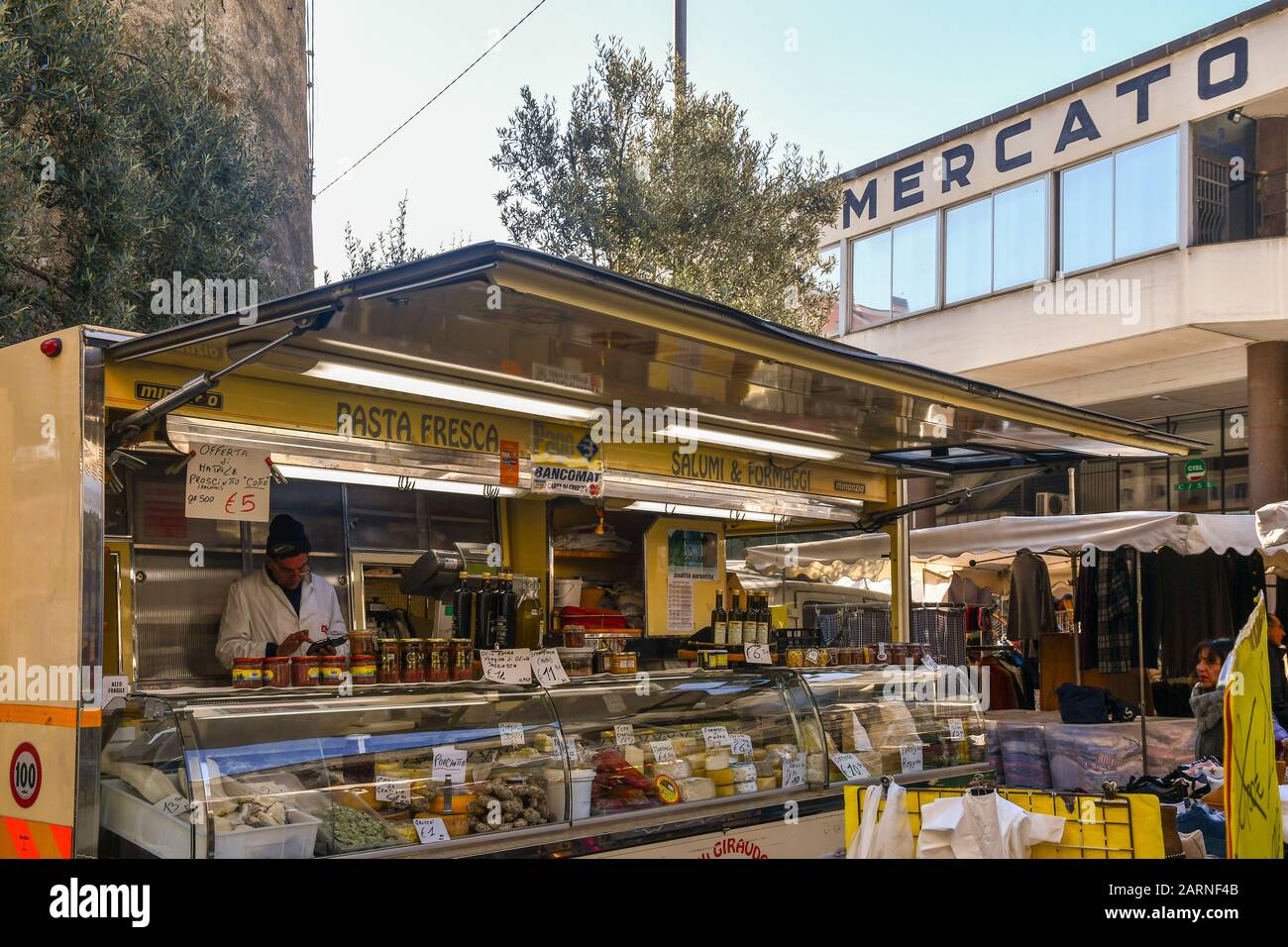 Un camion alimentaire qui vend des pâtes fraîches, du salami et du fromage sur le marché de la rue devant le Mercato Annonario, Sanremo, Imperia, Ligurie, Italie Banque D'Images