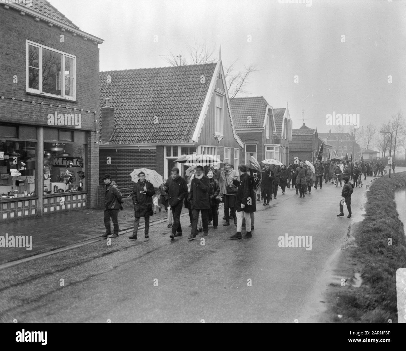 Manifestation de quatre Jours contre l'armement atomique, les participants passent par la pluie battante le village t Sand Date: 8 avril 1966 mots clés: Protestation marsen, REGEN, FOURDays Banque D'Images