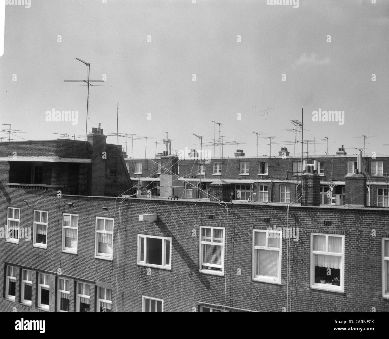 Antennes de télévision sur les toits Date : 25 avril 1966 mots clés : ROAKEN Banque D'Images