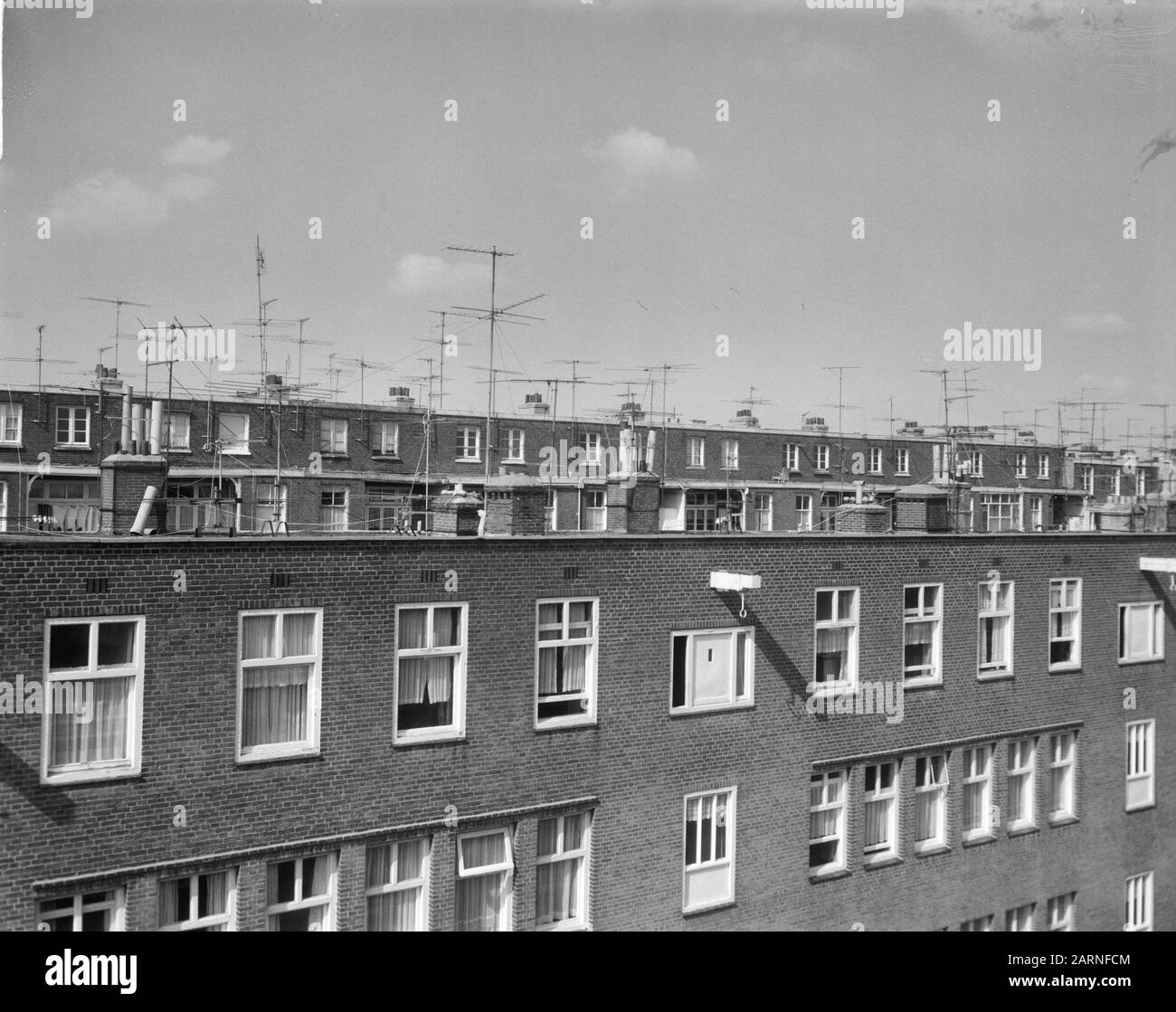 Antennes de télévision sur les toits Date : 25 avril 1966 mots clés : ROAKEN Banque D'Images