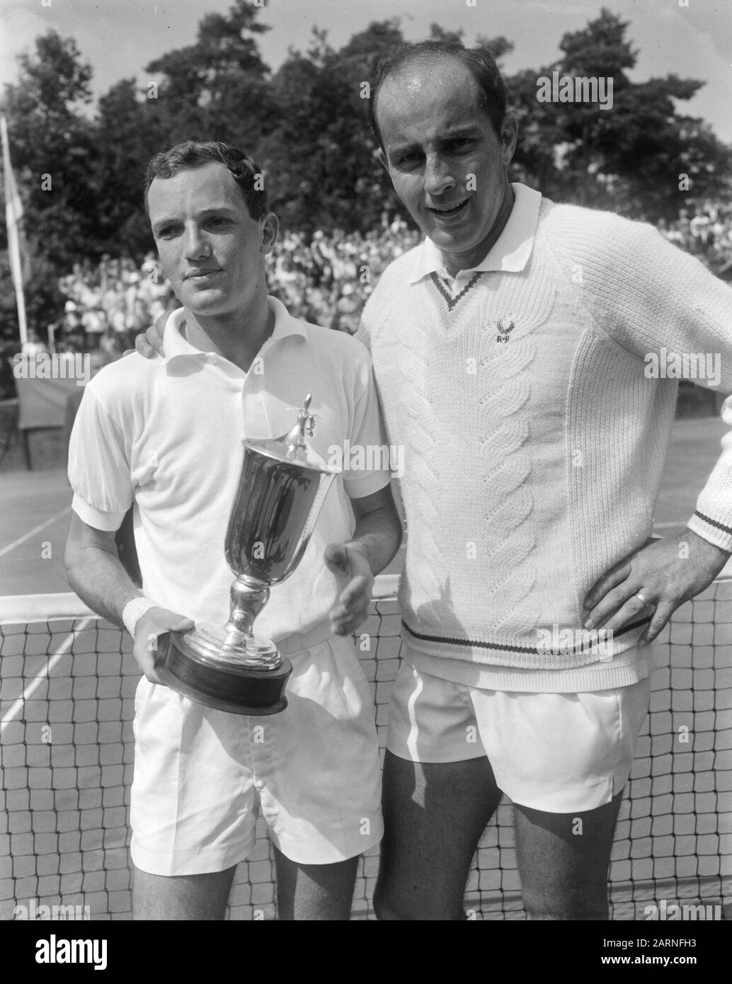 Championnats Internationaux De Tennis Hilversum, Tom Okker Et Hewitt Date : 24 Juillet 1966 Lieu : Hilversum Mots Clés : Championnats, Tennis Nom Du Personnage : Hewitt, Okker, Tom Banque D'Images