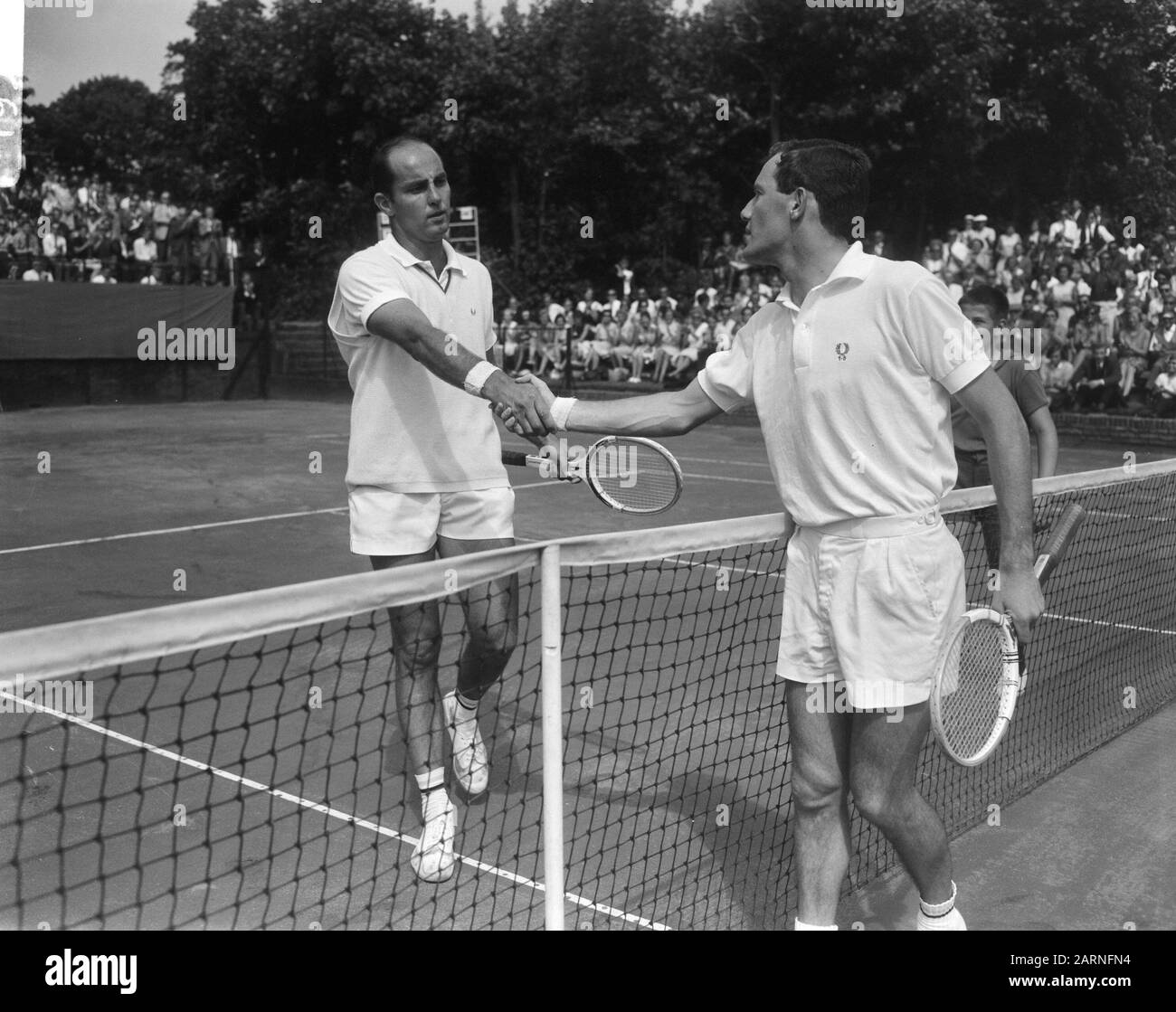 Championnats Internationaux De Tennis Hilversum, Hewitt Félicite Okker Date: 24 Juillet 1966 Lieu: Hilversum Mots Clés: Championnats, Tennis Nom: Hewitt Banque D'Images