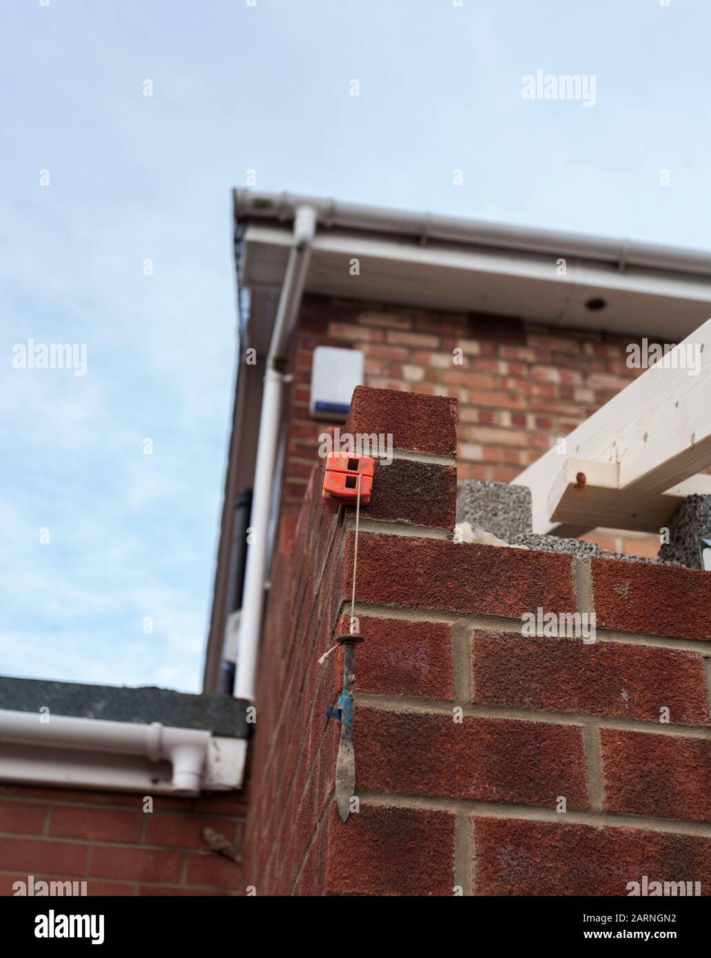 Une extension de maison à Stockton sur Tees, Angleterre, Royaume-Uni montrant les barres de toit et un marqueur de ligne de chaîne dans le situe Banque D'Images