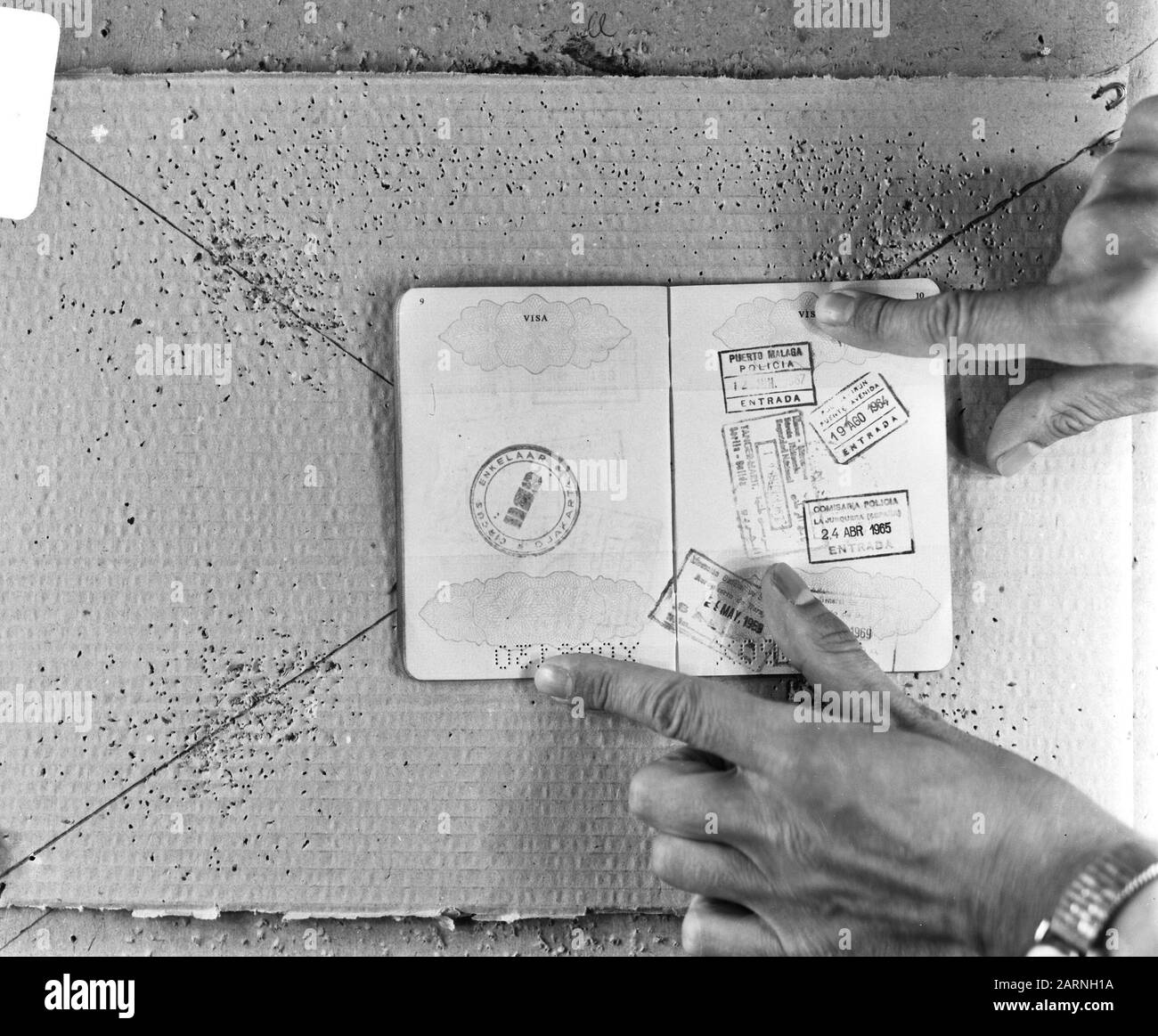 Cachet cirque personne seule dans le passeport en rapport avec le voyage en Indonésie, voir aussi Het Parool, 1971 Date: 7 septembre 1971 mots clés: Passeports Banque D'Images